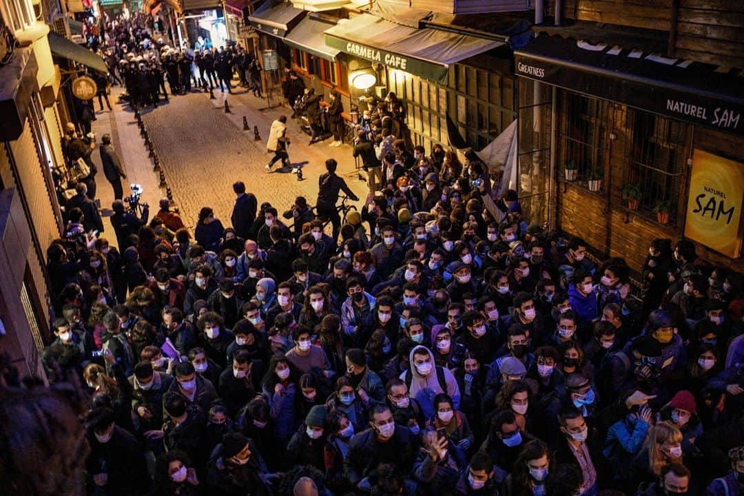 ルモンドのインスタグラム：「La police turque a brutalement dispersé, mardi 2 février, des centaines d’étudiants rassemblés dans le quartier de Kadiköy, sur la rive asiatique d’Istanbul. Dans la soirée, 104 personnes ont été interpellées à Kadiköy mais aussi à Sariyer et Besiktas, deux quartiers de la rive européenne, où un dispositif policier avait été mis en place afin de filtrer les jeunes qui montaient sur les bateaux assurant la traversée du Bosphore pour rejoindre la rive asiatique.⁣ Les manifestants réclamaient la démission de Melih Bulu, le nouveau recteur de l’université du Bosphore (« Bogazici », en turc), nommé à la tête de cet établissement prestigieux par le président Recep Tayyip Erdogan, au mépris des règles de cooptation, ainsi que la libération de leurs camarades emprisonnés ces derniers jours. « Les universités sont à nous ! », « Nous ne baisserons pas les yeux ! », scandaient les protestataires.⁣ -⁣ Manifestation à Istanbul le 2 février. Photo : Bulent Kilic (@kilicbil) / AFP (@afpphoto)⁣ -⁣ #Istanbul #asagiyabakmayacagiz #Turquie」