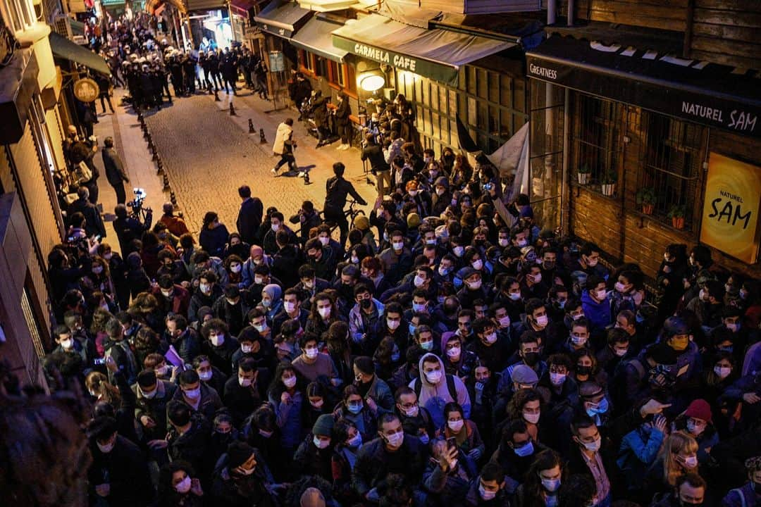 ルモンドさんのインスタグラム写真 - (ルモンドInstagram)「La police turque a brutalement dispersé, mardi 2 février, des centaines d’étudiants rassemblés dans le quartier de Kadiköy, sur la rive asiatique d’Istanbul. Dans la soirée, 104 personnes ont été interpellées à Kadiköy mais aussi à Sariyer et Besiktas, deux quartiers de la rive européenne, où un dispositif policier avait été mis en place afin de filtrer les jeunes qui montaient sur les bateaux assurant la traversée du Bosphore pour rejoindre la rive asiatique.⁣ Les manifestants réclamaient la démission de Melih Bulu, le nouveau recteur de l’université du Bosphore (« Bogazici », en turc), nommé à la tête de cet établissement prestigieux par le président Recep Tayyip Erdogan, au mépris des règles de cooptation, ainsi que la libération de leurs camarades emprisonnés ces derniers jours. « Les universités sont à nous ! », « Nous ne baisserons pas les yeux ! », scandaient les protestataires.⁣ -⁣ Manifestation à Istanbul le 2 février. Photo : Bulent Kilic (@kilicbil) / AFP (@afpphoto)⁣ -⁣ #Istanbul #asagiyabakmayacagiz #Turquie」2月3日 21時00分 - lemondefr