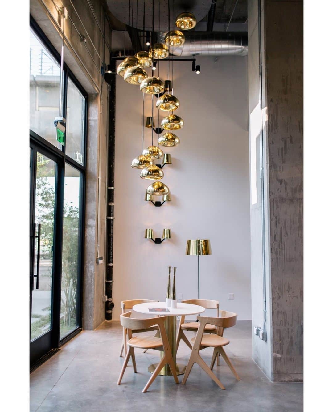 トム ディクソンのインスタグラム：「A massive cluster of VOID pendants in brass.⁠ ⁠ VOID combines futuristic forms and ethereal luminosity - so that base metals take on much higher aspirations.⁠」