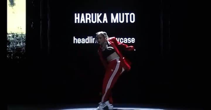 HARUKA MUTOのインスタグラム：「DFLY solo show🌹🌹 1 Mo Time @kcamp .  1年ぶりにステージで、お客様の前で踊った。 何だかゾクゾクした。 この静寂が逆に気持ち良くって 楽しかったなぁ😌  踊る時間は少なくなったけれど、その分ダンスを前より深く好きになれてる気がする。  本当に感謝感謝のステージだ。 @flydancestudio.jp  #harukamuto #dancer #dfly #flydancestudio #soloshow」