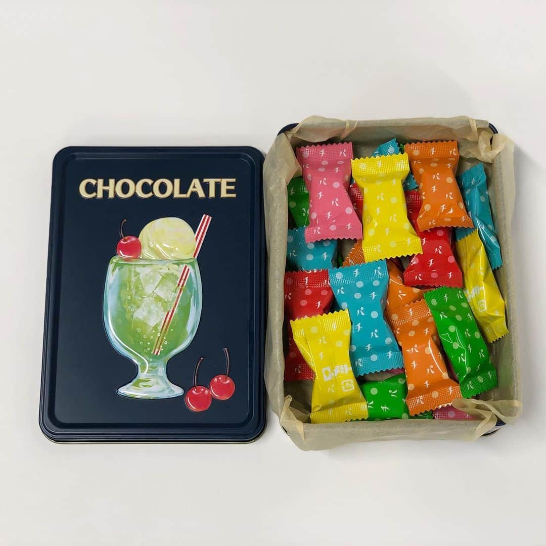 甲斐みのりさんのインスタグラム写真 - (甲斐みのりInstagram)「メリーチョコレートの 「はじけるキャンディチョコレート」。 メロンクリームソーダ、レモンスカッシュなど、5つの味が揃っています。 チョコレートの中には、パチパチはじけるキャンディ入り。 箱入りは、食べ終えたあとにもちょっとしたしかけが。  #菓子菓子菓子 #メリーチョコレート」2月3日 21時11分 - minori_loule