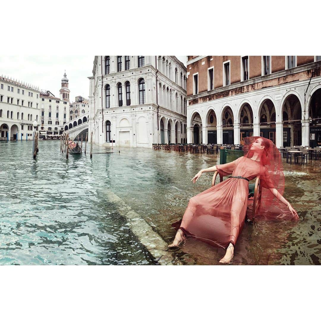 ルイージ&イアンゴさんのインスタグラム写真 - (ルイージ&イアンゴInstagram)「Beautiful Estelle ♥️ @chen_estelle in the magical high tides day in the streets of Venice for @voguehongkong @luigiandiango @luigimurenu @georgisandev @schanelb @pierpaololaihair @2bmanagement」2月3日 21時03分 - luigiandiango