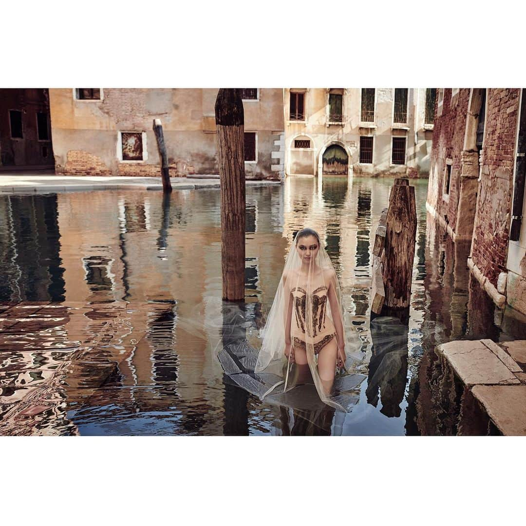 ルイージ&イアンゴさんのインスタグラム写真 - (ルイージ&イアンゴInstagram)「Beautiful Estelle ♥️ @chen_estelle in the magical high tides day in the streets of Venice for @voguehongkong @luigiandiango @luigimurenu @georgisandev @schanelb @pierpaololaihair @2bmanagement」2月3日 21時03分 - luigiandiango