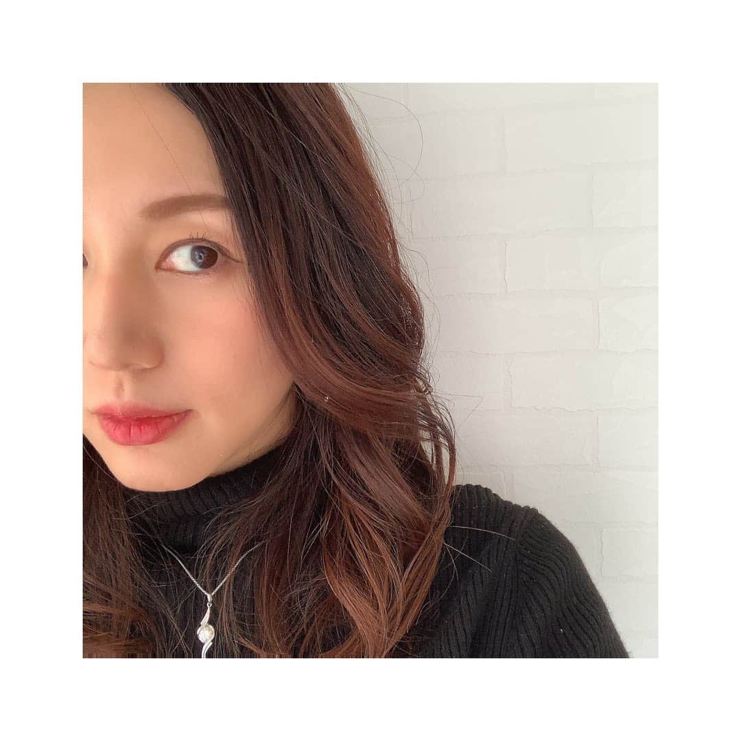 ダイエットコーチEICOのインスタグラム：「コスメに興味を持ってから朝のメイクの時間が楽しみ！ とっても素敵なメイクアップアーティストのKIKKUさん　@kikku726 に撮影時にオススメしていただいた　#suqqu を買うようになって更にハマりました。 発色がとってもキレイ。  コロナ禍で、外に出なくても自分のためにスキンケアをしてメイクする。  もっと若い時にメイクの楽しさを知ってたらと思うけど今でも遅くない。 楽しもう。  #rmk #wアイブロウカラーズ  #suqquリップ #suqquアイシャドウ  #ザベージュライブラリーブラッシュデュオ #EX01 #チャーミングフラワー　#トーンタッチアイズ  #トーンタッチアイズ17 #美蘇芳　#モイスチャーリッチリップスティック #モイスチャーリッチリップスティック09 #輝赤 #lancôme #lancome #タンクラリフィックマーブルコンパクト #マーブルコンパクト　#クッションファンデ  #ダイエットコーチ　#ダイエットコーチeico」