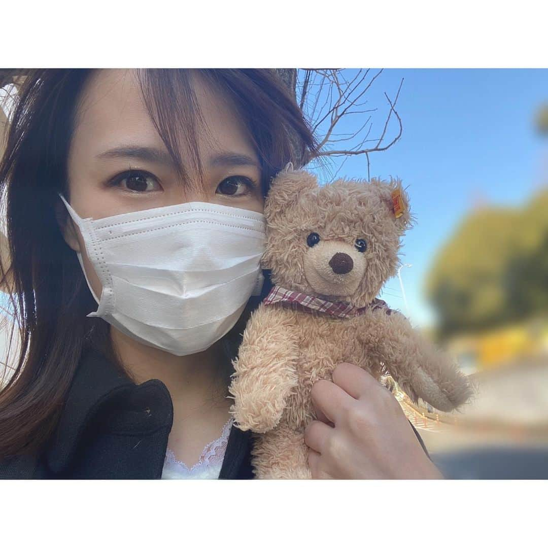 舘谷春香さんのインスタグラム写真 - (舘谷春香Instagram)「立春。たてはる。たてはるの日。 ということで🧸と春を探しにお散歩しました。ちなみにこれはマスター🧸  公園一周したけど春はなかった。 暦の上では春だけど、まだ冬だね⛄️ とはいえぽかぽかで気持ちよかった〜！ (暇だから、ぬいぐるみと散歩もするよ)  #ぬいどり #ぬい撮り #ぬいぐるみ #ヌイグルミスト #ぬいぐるみと撮り隊 #たてはる #立春 #たてはるの日 #舘谷春香 #マスターと旅する #冬 #くま #ぼくはくま」2月3日 21時04分 - tty0250hrk