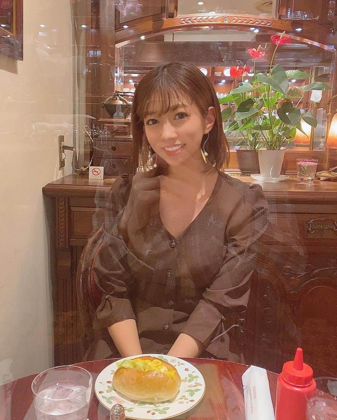 大貫彩香さんのインスタグラム写真 - (大貫彩香Instagram)「ソーシャルお茶会☕️❤︎  意外に奥行きがあって 可愛い食器にアンティークインテリア 駅中のカフェ😋」2月3日 21時04分 - sayaka_oonuki