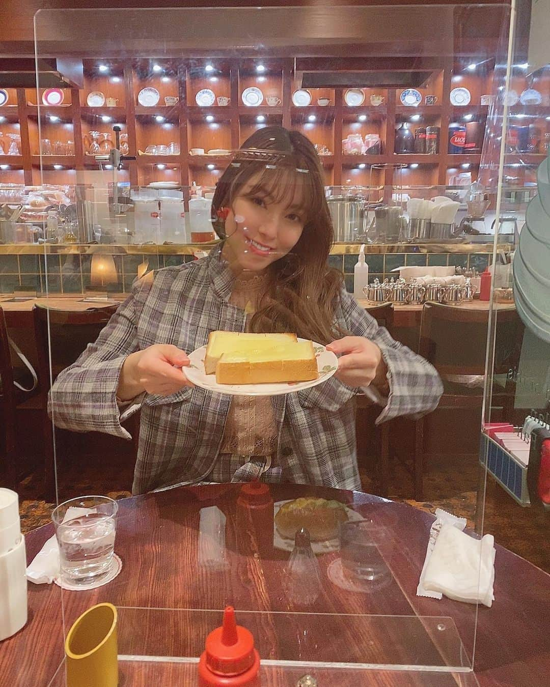 大貫彩香さんのインスタグラム写真 - (大貫彩香Instagram)「ソーシャルお茶会☕️❤︎  意外に奥行きがあって 可愛い食器にアンティークインテリア 駅中のカフェ😋」2月3日 21時04分 - sayaka_oonuki