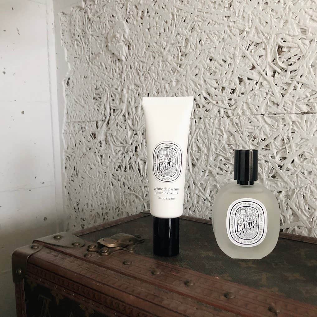 佐々木香奈のインスタグラム：「﻿ ♡ diptyque﻿ ﻿ 新発売のEau capitaleの﻿ ヘアフレグランスとハンドクリーム﻿ ﻿ 良い香りすぎる🤦🏻‍♀️🤎﻿ ﻿ ﻿ #diptyque #ディプティック　﻿ #オーキャピタル#EauCapitale ﻿ ﻿」