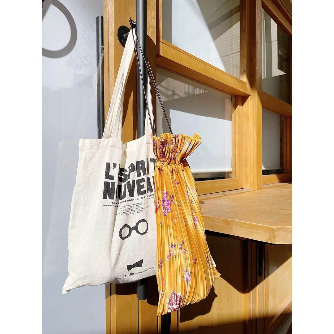 川島幸恵さんのインスタグラム写真 - (川島幸恵Instagram)「🛍🛍🛍﻿ ﻿ 定番2個持ち。﻿ ﻿ ﻿ #bags﻿ #souleiado ﻿ #ecobag #cottonbag﻿ #fabricbag #shoppingbag﻿ #lecorbusier﻿ #fashion」2月3日 21時04分 - sachie118