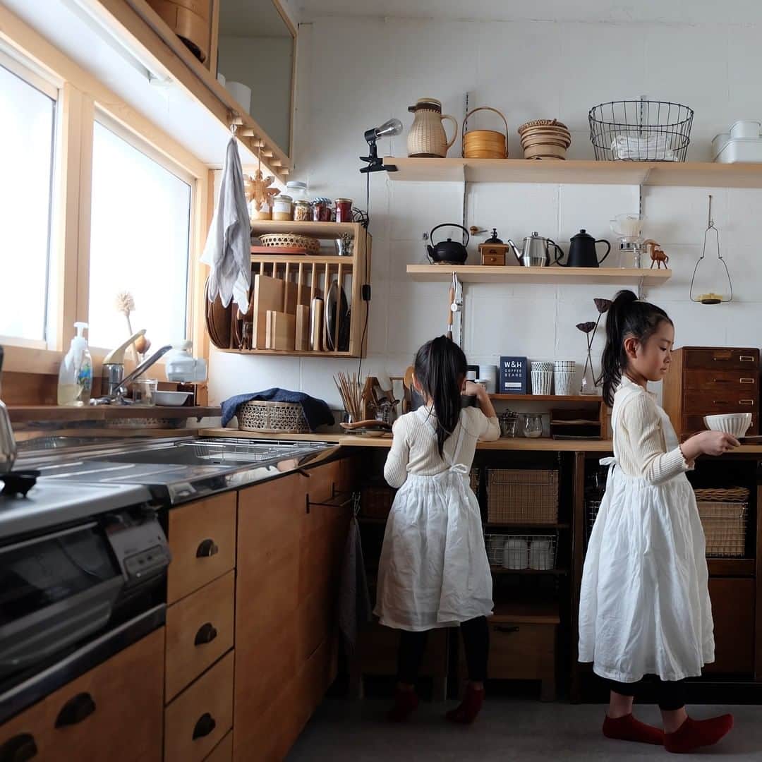 ムクリ［mukuri］さんのインスタグラム写真 - (ムクリ［mukuri］Instagram)「「今」に合わせて変化する台所。移り変わりを写真でご紹介～DIYでつくる、自分らしい暮らしとおうち〜  madoさんのおうちの台所は、 暮らしに寄り添う台所。  その時の暮らしや お子さんの使い勝手に合わせ変化してきました。  歴代の台所の様子を見ているだけで楽しく、最初と最後を比べるとこんなに変わったのかと驚きもありました！  台所の変化と共に、 少しずつ大きくなっていくお子さんたちの様子も 可愛く微笑ましいですよ。 ぜひあわせてご覧ください。  ▶︎ご紹介した読み物 https://mukuri.themedia.jp/posts/7928389 「DIY」カテゴリーよりコーナーよりご覧いただけます。  #DIY #キッチン #台所 #kitchen #インテリア #ディスプレイ #田舎暮らし #こどものいる暮らし#ダイニング #中古住宅 #建売住宅 #リフォーム #リノベーション#マイホーム#家 #おうち #住まい #家づくり#注文住宅 #マンションインテリア #賃貸インテリア #こどもと暮らす #暮らし #暮らしを楽しむ #丁寧な暮らし #日々のこと #日々の暮らし #くらしの編集 #ムクリ」2月3日 21時05分 - mukuri_official