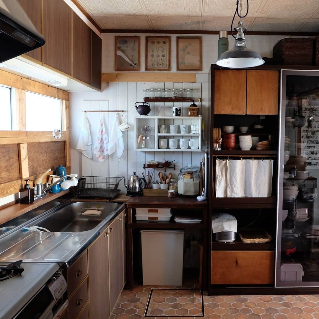 ムクリ［mukuri］さんのインスタグラム写真 - (ムクリ［mukuri］Instagram)「「今」に合わせて変化する台所。移り変わりを写真でご紹介～DIYでつくる、自分らしい暮らしとおうち〜  madoさんのおうちの台所は、 暮らしに寄り添う台所。  その時の暮らしや お子さんの使い勝手に合わせ変化してきました。  歴代の台所の様子を見ているだけで楽しく、最初と最後を比べるとこんなに変わったのかと驚きもありました！  台所の変化と共に、 少しずつ大きくなっていくお子さんたちの様子も 可愛く微笑ましいですよ。 ぜひあわせてご覧ください。  ▶︎ご紹介した読み物 https://mukuri.themedia.jp/posts/7928389 「DIY」カテゴリーよりコーナーよりご覧いただけます。  #DIY #キッチン #台所 #kitchen #インテリア #ディスプレイ #田舎暮らし #こどものいる暮らし#ダイニング #中古住宅 #建売住宅 #リフォーム #リノベーション#マイホーム#家 #おうち #住まい #家づくり#注文住宅 #マンションインテリア #賃貸インテリア #こどもと暮らす #暮らし #暮らしを楽しむ #丁寧な暮らし #日々のこと #日々の暮らし #くらしの編集 #ムクリ」2月3日 21時05分 - mukuri_official