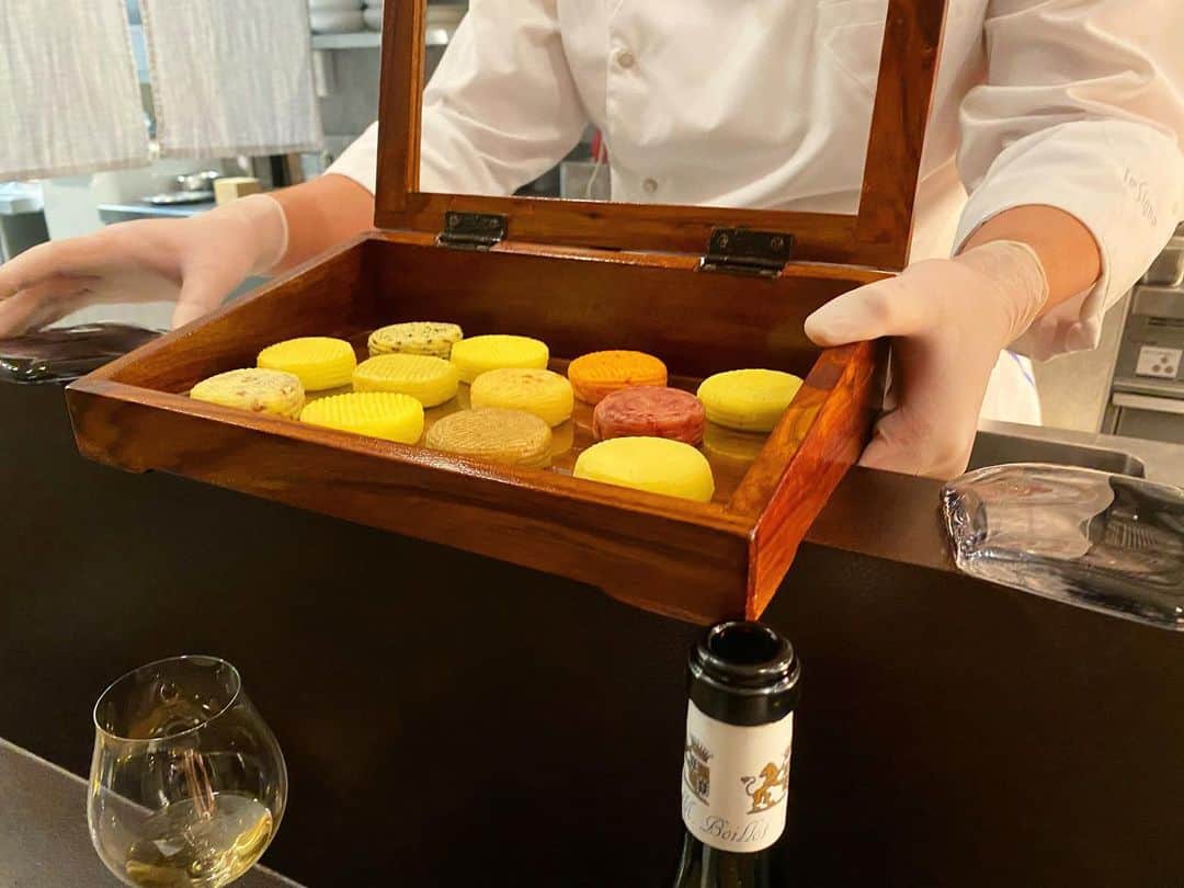 神宮 若奈さんのインスタグラム写真 - (神宮 若奈Instagram)「大量キャビアと大量トリュフ🤤💗 @restaurantlesigne . . . 写真に収まらないくらいの お料理とワインや日本酒が出てきたよw . お酒に詳しくなりたいなと思った🥂 . . #ginza #lesigne #truffe #caviar #french #dinner #casual  #wine #nihonshu #tokyo #カウンターのみ」2月3日 21時07分 - jinguwakana