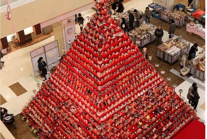 さいたまつりさんのインスタグラム写真 - (さいたまつりInstagram)「【🏮埼玉の祭りハイライト🏮 〜「鴻巣びっくりひな祭り」〜】 人形製作において約380年の歴史を持つ鴻巣市ならではのひな祭り🎎 中でも、31段・高さ7mを誇る「ひな人形で飾る日本一高いピラミッドひな壇」が最大の特徴。 まち中のいたる所にひな人形が飾られ、全国から人々が訪れます！ 　 === 　 1枚目、2枚目の写真が「日本一高いピラミッドひな壇」。会場でもひときわ目立つ迫力があります！ 　 3枚目、4枚目は、複数の展示会場の様子。合計1万体を超えるひな人形が各会場に並びます✨ 　 === 　 大人から子どもまで楽しめる「鴻巣びっくりひな祭り」へ来年は足を運びたいですね。 　 ＊＊＊ 　 2021年の「鴻巣びっくりひな祭り」は、新型コロナウイルス感染拡大防止のため中止となります。 　 さいたまつりページ　https://www.saitamatsuri.jp/matsuri/kounosubina/ #鴻巣びっくりひな祭り #さいたまつり #埼玉 #saitama #saitamatsuri #japan #祭 #matsuri #festival」2月3日 21時08分 - saitamatsuri