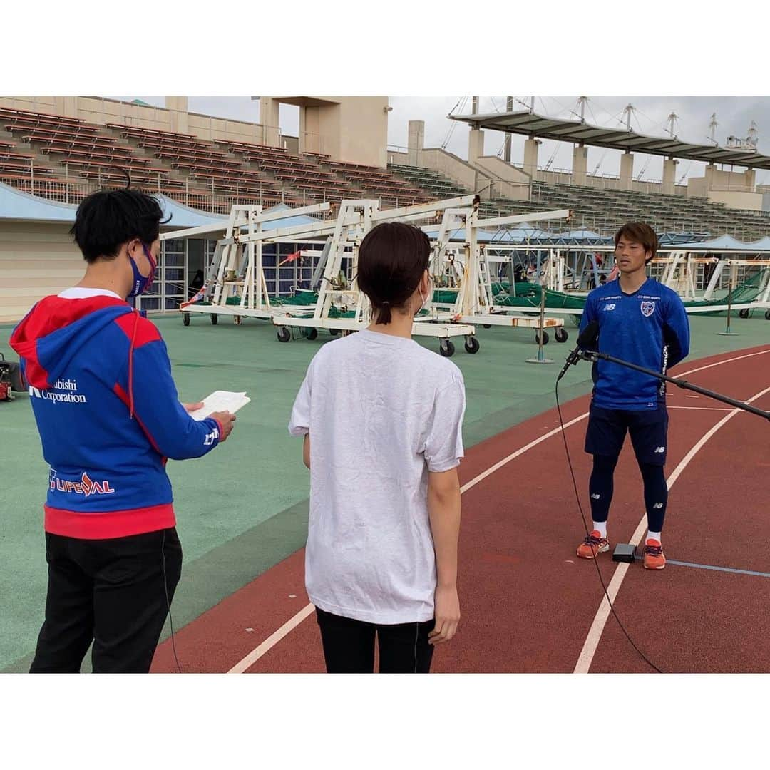 森光さんのインスタグラム写真 - (森光Instagram)「F.C. TOKYO  COLORSのリポーターとして沖縄キャンプの取材に行ってきました！⚽️✨（事前のPCR陰性でしたがもちろん感染対策を徹底してインタビューしました👨‍⚕️）  初めての選手インタビューはとても緊張しましたが、皆さん優しく和やかな雰囲気ですることができました！🔵🔴 遠くから声をかけて頂いた選手もいらっしゃりとても嬉しかったです！✨  J1リーグ優勝に向けて全力でFC東京を取材し番組を盛り上げていきますので引き続き宜しくお願いします🏆🥇🙇‍♂️  #サッカー #サッカー部 #fc東京 #fctokyo #fctokyocolors #soccerboy #tokyomx #jリーグ #ｊリーグ #fc東京戦 #森光 #医者 #医師 #医学部 #医学部志望 #看護師 #看護学生 #医療従事者 #スポーツコーデ #スポーツウェア #スポーツ #スポーツクラブ #リポーター#レポーター #告知 #コロナに負けるな #コロナに負けるな日本  #レギュラー #味の素スタジアム #味スタ」2月3日 21時20分 - traveler55morimori