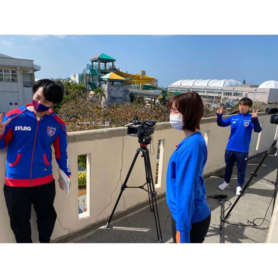 森光さんのインスタグラム写真 - (森光Instagram)「F.C. TOKYO  COLORSのリポーターとして沖縄キャンプの取材に行ってきました！⚽️✨（事前のPCR陰性でしたがもちろん感染対策を徹底してインタビューしました👨‍⚕️）  初めての選手インタビューはとても緊張しましたが、皆さん優しく和やかな雰囲気ですることができました！🔵🔴 遠くから声をかけて頂いた選手もいらっしゃりとても嬉しかったです！✨  J1リーグ優勝に向けて全力でFC東京を取材し番組を盛り上げていきますので引き続き宜しくお願いします🏆🥇🙇‍♂️  #サッカー #サッカー部 #fc東京 #fctokyo #fctokyocolors #soccerboy #tokyomx #jリーグ #ｊリーグ #fc東京戦 #森光 #医者 #医師 #医学部 #医学部志望 #看護師 #看護学生 #医療従事者 #スポーツコーデ #スポーツウェア #スポーツ #スポーツクラブ #リポーター#レポーター #告知 #コロナに負けるな #コロナに負けるな日本  #レギュラー #味の素スタジアム #味スタ」2月3日 21時20分 - traveler55morimori