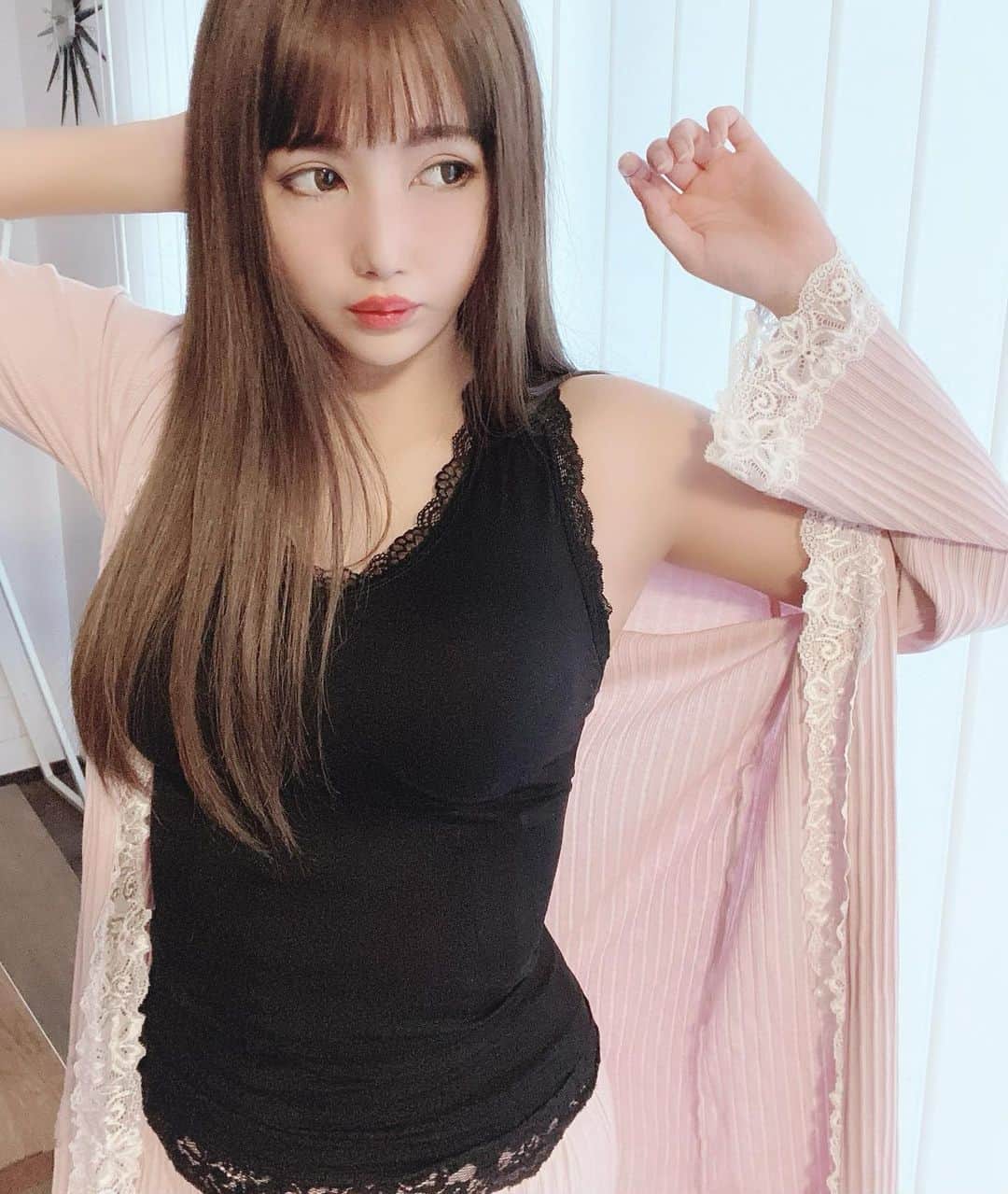 bibi_mama_さんのインスタグラム写真 - (bibi_mama_Instagram)「. . 自粛生活中、おうち時間が増え、運動する機会も減り、身体のたるみも気になるところ…😓 . . 家でゆっくりする時の下着も見直し。 着ているだけで美胸＆くびれが叶う #グラマラスタイル ♥♥♥ . . バストをしっかりホールドしてくれて、起きてる時も寝ている時も程よいフィット感でノーストレス。 胸のシルエットを整えてくれるだけじゃなく、ウエストのくびれや猫背にも効果的！ . . 胸元がレースになっていて見えても可愛いので普段のお洋服のインナーとしても使えますよ💕💕 . . #おうち時間#ナイトブラ#ブラトップ#補正下着#スタイルアップ#着圧#バストケア#姿勢改善#テレワーク#おうち美容#着圧レギンス#着圧スパッツ#おこもり美容#おうち時間#ダイエット中#美容好きな人と繋がりたい#痩せたい人と繋がりたい#体型維持#グラマラスパッツ#猫背矯正#バストアップ#美胸作り#コロナ太り#自粛太り#むくみ改善#ママ美容#アラフォー美容#アラサー美容#ダイエットアイテム」2月3日 21時19分 - ___bibi24