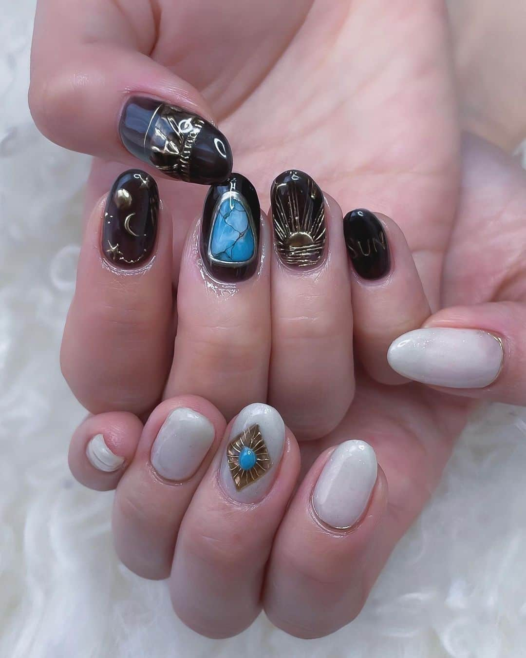 Nailsalon Cielさんのインスタグラム写真 - (Nailsalon CielInstagram)「昨日のサンプル早速﻿ 作らせていただきました！﻿ ﻿ 想像通りの可愛さ🤯💕﻿ でした!﻿ ﻿ ﻿ 初のご来店ありがとうございます🤍﻿ ーーーーーーーーーーーーーーーーーーー﻿ ﻿ #ネイル#ネイルサロン﻿ #instagood#instanails#jelnail#ネイルアート#手描きアート#loveit#ジェル#ジェルネイル#個性派ネイル#トレンドネイル#お洒落ネイル#newnails#福岡ネイル#cute#beautiful#art#ネイルサロン#天然石ネイル#冬ネイル#福岡ネイルサロン#天然石ネイル#シルバージュエリーネイル﻿ #ジェムストーンネイル」2月3日 21時13分 - myanail