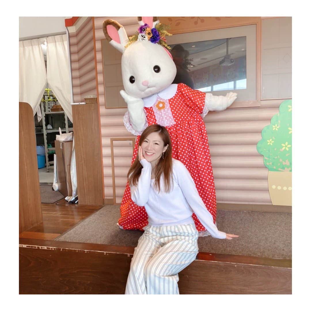 のインスタグラム：「かなり前の写真だけど、お気に入りの一枚🐰 普通の厨房から、可愛いけどどデカいうさぎ出てきて驚愕した😂💓 シルバニアファミリー🐰 世界に誇る日本の玩具🇯🇵✨ #中島安里紗 #シルバニアファミリー #silvanianfamilies #ショコラうさぎちゃん #どデカうさぎちゃん #横浜 #シルバニア森のキッチン」