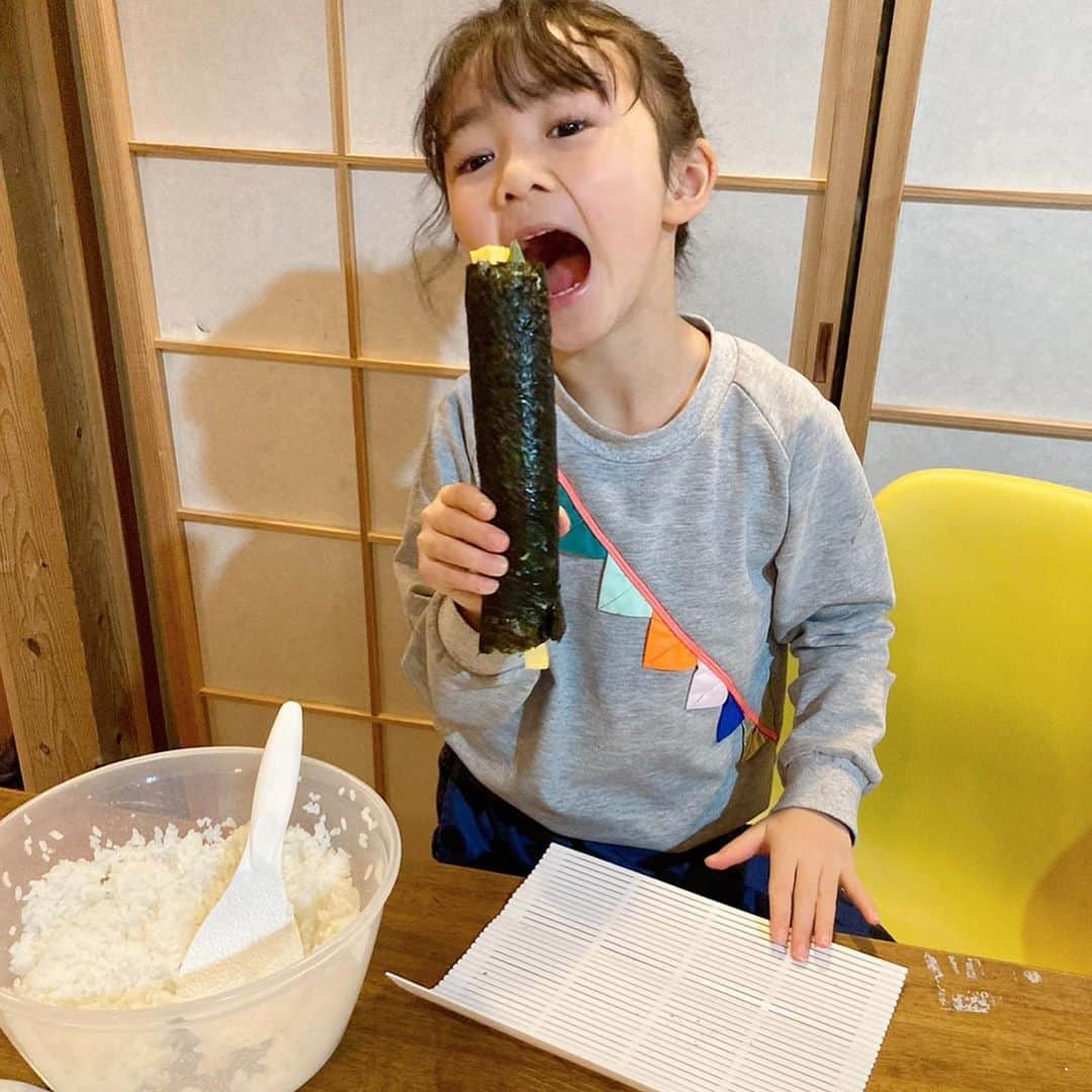 浅田芭路さんのインスタグラム写真 - (浅田芭路Instagram)「. 昨日は節分でしたね🌈 今日からは暦の上ではもう春🌸 あたたかく明るい春がきますように豆まきをして 恵方巻をつくりました(*^ω^*) ふたりとも上手にできました❣️ . #節分 #立春 #恵方巻 #今年の恵方は #南南東 #豆まき #福はうち #浅田芭路  #げんちゃん #スペースクラフト #スペースクラフトジュニア」2月3日 21時14分 - asada_halo__official