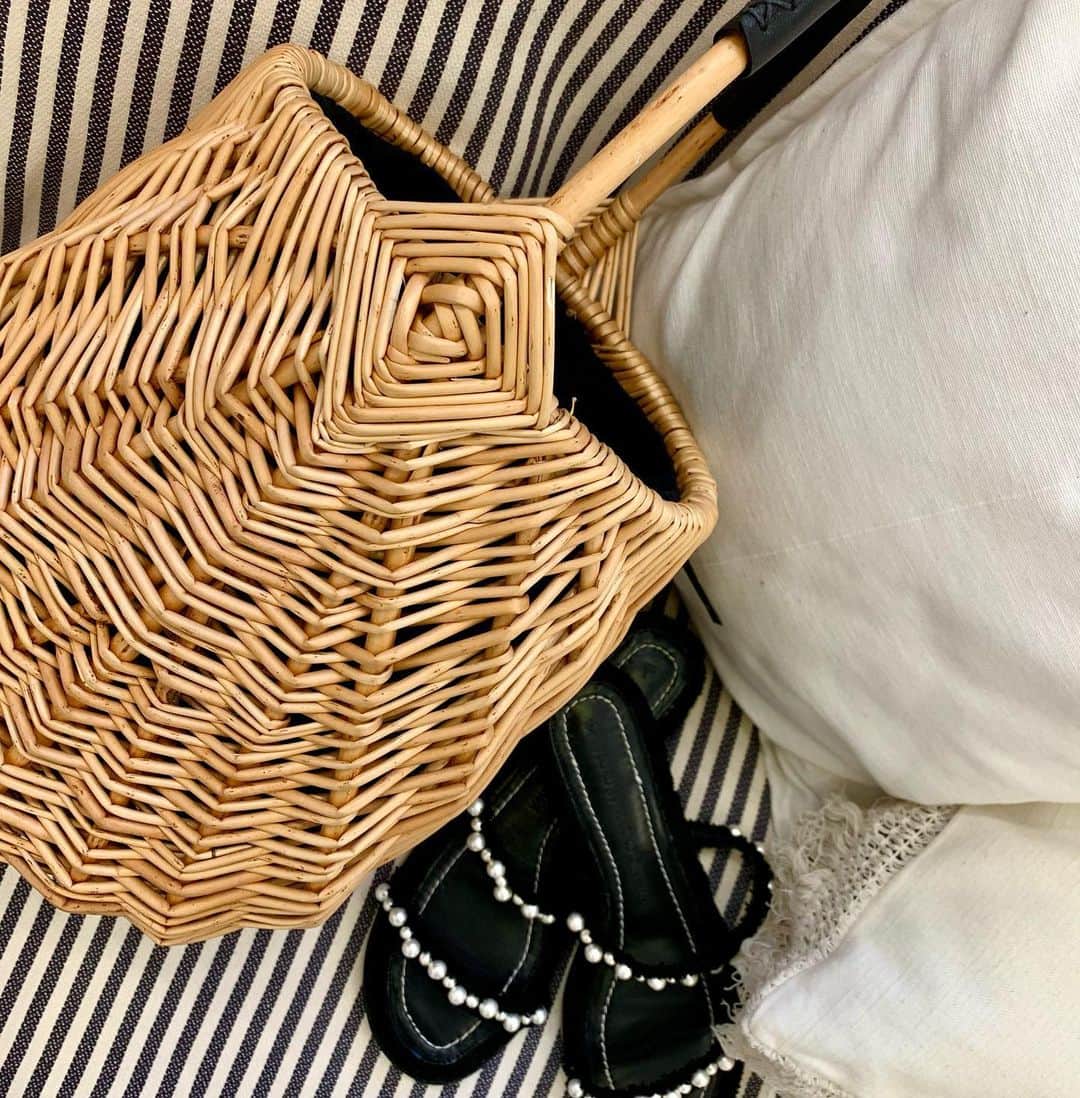 Tsuru by Mariko Oikawaのインスタグラム：「2/5（FRI）12:00〜発売！ 2021 ss collection.  Shaclton ¥12,000+tax  昨年も大人気ですぐに完売したカゴバック♪ シンプルでどんなコーデにも合わせやすく、シーズンムードを取り込めるアイテム◎ 是非お早めにCHECKしてくださいね✨  #tsuru #tsurubymarikooikawa #2021ss #カゴバック」
