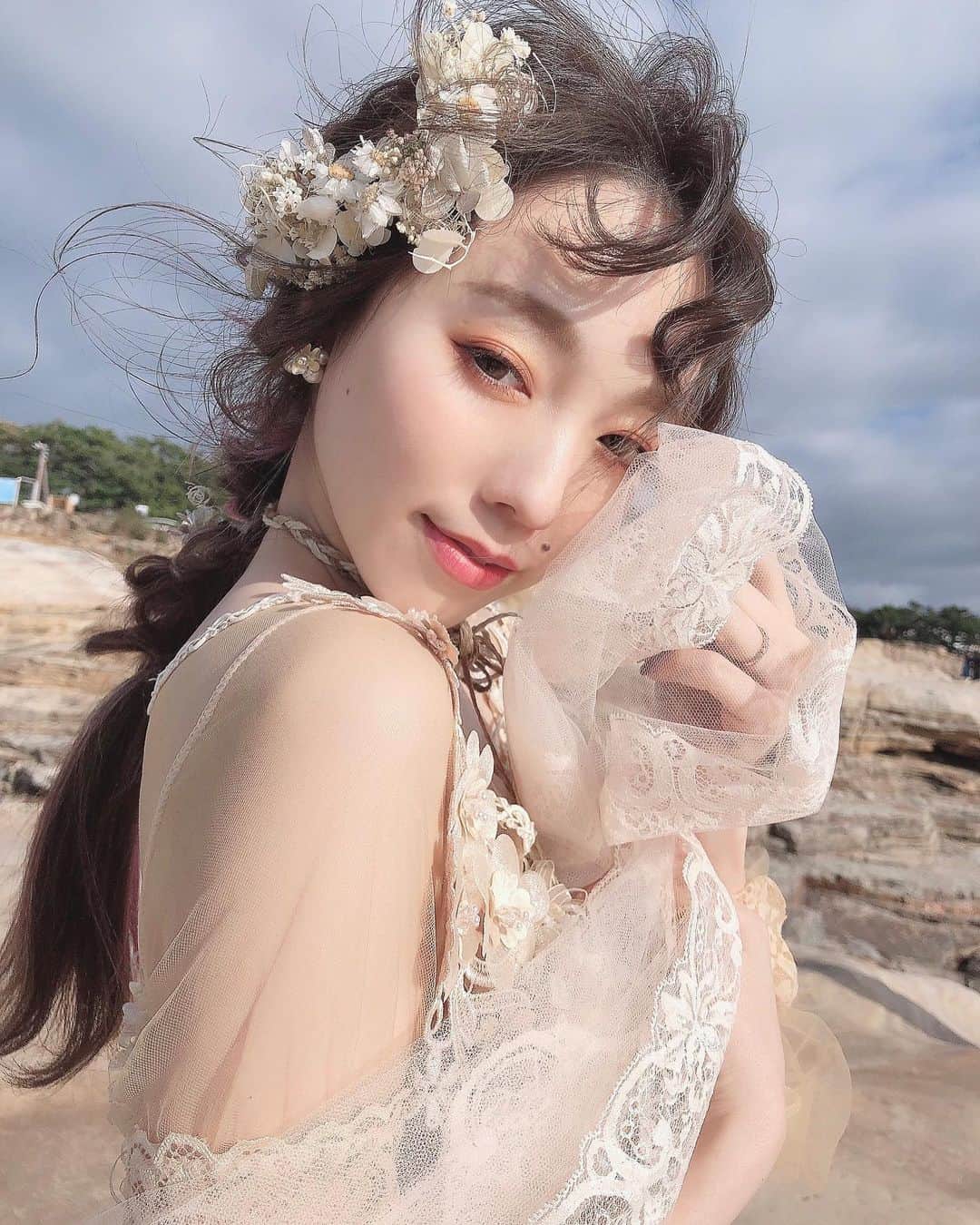 白岩まちこのインスタグラム：「≫≫👀... 𝘤𝘰𝘭𝘰𝘳 𝘤𝘰𝘯𝘵𝘢𝘤𝘵 ㅤㅤㅤㅤㅤㅤㅤㅤㅤㅤㅤㅤㅤ ㅤㅤㅤㅤㅤㅤㅤㅤㅤㅤㅤㅤㅤ  この前のブライダル撮影のデータ...👰🏼💐 ㅤㅤㅤㅤㅤㅤㅤㅤㅤㅤㅤㅤㅤ ㅤㅤㅤㅤㅤㅤㅤㅤㅤㅤㅤㅤㅤ  カラーエクステつけて撮影してもらったんだ💓(見えにくい。笑)  ㅤㅤㅤㅤㅤㅤㅤㅤㅤㅤㅤㅤㅤ また別で投稿しよかな😂！ ㅤㅤㅤㅤㅤㅤㅤㅤㅤㅤㅤㅤㅤ ㅤㅤㅤㅤㅤㅤㅤㅤㅤㅤㅤㅤㅤ  ㅤㅤㅤㅤㅤㅤㅤㅤㅤㅤㅤㅤㅤ ちなみに、今ストーリーで質問コーナーをしていて、 そこにいくつかカラコンとマツエクの ご質問があったので、こちらでまとめます😌🌿  ㅤㅤㅤㅤㅤㅤㅤㅤㅤㅤㅤㅤㅤ ㅤㅤㅤㅤㅤㅤㅤㅤㅤㅤㅤㅤㅤ ストーリーに載せてた写真のカラコンは、 この撮影の時にしていたカラコンと一緒👀...💓  ㅤㅤㅤㅤㅤㅤㅤㅤㅤㅤㅤㅤㅤ ㅤㅤㅤㅤㅤㅤㅤㅤㅤㅤㅤㅤㅤ 👀 @lalish1day_official  ㅤㅤㅤㅤㅤㅤㅤㅤㅤㅤㅤㅤㅤ レリッシュのルースミラージュ。 DIA14.5mmで、ダークブラウンのフチがあるからナチュラルに盛れるの。 室内では結構くっきりしたカラーに見えるけど、 自然光の下で見ると、透き通ったベージュ×ふんわりオレンジ🧡で透明感が出るんだ🥺💓  ㅤㅤㅤㅤㅤㅤㅤㅤㅤㅤㅤㅤㅤ ㅤㅤㅤㅤㅤㅤㅤㅤㅤㅤㅤㅤㅤ  私は最近ハマってるイエローのシャドウ💛をアイホール全体に載せて、中間色にオレンジを使ってみた🥰🧡ㅤㅤㅤㅤㅤㅤㅤㅤㅤㅤㅤㅤ ㅤㅤㅤㅤㅤㅤㅤㅤㅤㅤㅤㅤㅤ ㅤㅤㅤㅤㅤㅤㅤㅤㅤㅤㅤㅤㅤ  カラコンはいつ辞めましたか？というご質問もいただいていたけど、 普段は裸眼で生活してるけど、 撮影の時にはやっぱりカラコンをしてる方が 盛れるので、今も撮影の時はカラコンをしています👀💫  ㅤㅤㅤㅤㅤㅤㅤㅤㅤㅤㅤㅤㅤ ㅤㅤㅤㅤㅤㅤㅤㅤㅤㅤㅤㅤㅤ ３０歳でマツエクしてるのどう思いますか？というご質問もあったけど、 カラコンにしろ、マツエクにしろ、 何歳までって年齢制限はないと思ってます😌🌿 ㅤㅤㅤㅤㅤㅤㅤㅤㅤㅤㅤㅤㅤ ㅤㅤㅤㅤㅤㅤㅤㅤㅤㅤㅤㅤㅤ  自分が自信を持てるようになる為にすることやから、 誰に迷惑かけてる訳でもないし、 自分が自信を持てるまで続けていいんじゃないかなーっと🥰✨ ㅤㅤㅤㅤㅤㅤㅤㅤㅤㅤㅤㅤㅤ ㅤㅤㅤㅤㅤㅤㅤㅤㅤㅤㅤㅤㅤ ㅤㅤㅤㅤㅤㅤㅤㅤㅤㅤㅤㅤㅤ  っでも、年齢によって似合うサイズやカラーがあるのも事実だとは思うから、 自分が見てもしっくりくるし、客観的に見ても似合う物を選べるといいよね☺️✨ ㅤㅤㅤㅤㅤㅤㅤㅤㅤㅤㅤㅤㅤ ㅤㅤㅤㅤㅤㅤㅤㅤㅤㅤㅤㅤㅤ  レリッシュの公式サイトには タイプ別のおすすめカラコンの紹介や、 カラコンに合わせたメイク方法の紹介も載ってるからそっちも参考にしてみて😉🌿 ㅤㅤㅤㅤㅤㅤㅤㅤㅤㅤㅤㅤㅤ ㅤㅤㅤㅤㅤㅤㅤㅤㅤㅤㅤㅤ  私も今回のメイク、公式サイトを参考にしました😂！ ( ストーリーから飛べるようにしとく✈︎  ㅤㅤㅤㅤㅤㅤㅤㅤㅤㅤㅤㅤㅤ ㅤㅤㅤㅤㅤㅤㅤㅤㅤㅤㅤㅤㅤ  みんなが、メイク、カラコンで 自分に少しでも自信持てますように😘 ㅤㅤㅤㅤㅤㅤㅤㅤㅤㅤㅤㅤㅤ ㅤㅤㅤㅤㅤㅤㅤㅤㅤㅤㅤㅤㅤ ㅤㅤㅤㅤㅤㅤㅤㅤㅤㅤㅤㅤㅤ ㅤㅤㅤㅤㅤㅤㅤㅤㅤㅤㅤㅤㅤ  ( 📸最後にカラーエクステの写真も載せてみた🙈💓)  ㅤㅤㅤㅤㅤㅤㅤㅤㅤㅤㅤㅤㅤ ㅤㅤㅤㅤㅤㅤㅤㅤㅤㅤㅤㅤㅤ ㅤㅤㅤㅤㅤㅤㅤㅤㅤㅤㅤㅤㅤ ㅤㅤㅤㅤㅤㅤㅤㅤㅤㅤㅤㅤㅤ ㅤㅤㅤㅤㅤㅤㅤㅤㅤㅤㅤㅤㅤ ㅤㅤㅤㅤㅤㅤㅤㅤㅤㅤㅤㅤㅤ ㅤㅤㅤㅤㅤㅤㅤㅤㅤㅤㅤㅤㅤ  #ルースミラージュ#LALISH#中村アン #カラコンレポ#カラコンレビュー#カラーコンタクト #カラコン着画 #ナチュラルカラコン  #ナチュラル系カラコン #ハーフ系カラコン  #ワンデーカラコン #おすすめカラコン #カラコンまとめ #色素薄い系カラコン  #大人カラコン #ブラウンカラコン#カラコン好きさんと繋がりたい #アイメイク #お仕事メイク#休日コーデ #pr」