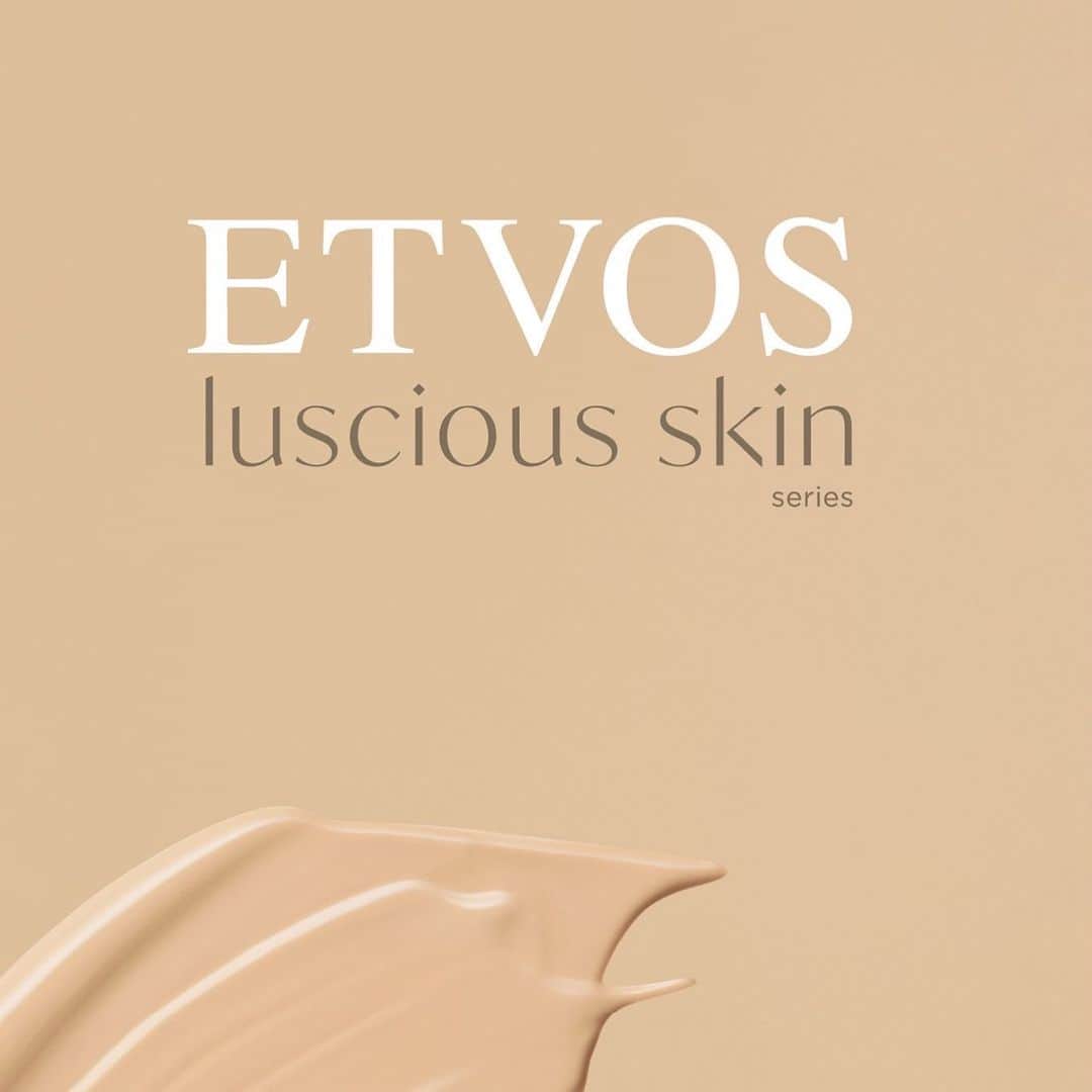 ETVOS　のインスタグラム：「＼エトヴォスから初のクッションファンデーションが誕生／  ・  2020年秋にデビューした「ラシャススキン シリーズ」に、インナートリートメント効果でしっとりうるおい、ハリ感のある肌へ導き、使うほどに高いスキンケア効果で乾燥小じわを目立たなくする（効能評価試験済）「ミネラルグロウクッションファンデーション」が2月17日（水）に発売となります！  ・ まるで美容オイルに肌を浸すかのように角層がうるおいに満ちることで、みずみずしく健やかなツヤ肌に導くスキンケア発想のクッションファンデーションです。肌の鮮度を感じさせるような湿度を湛え、骨格に合わせたナチュラルで上品なツヤ肌を叶えます。もう少しでお届けできます。お楽しみに☺  ・ ・ ・  #etvos #エトヴォス #ミネラルグロウスキンクッション #クッションファンデ #ファンデーション #ベースメイク #ツヤ肌 #skincare #スキンケア #naturalcosmetics #ナチュラルコスメ #mineralcosmetics #ミネラルコスメ #mineralmakeup #ミネラルメイク #makeup #メイク#石鹸で落とせる #新作コスメ」