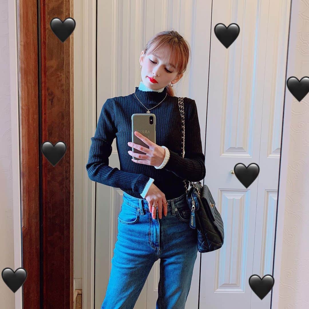 町田亜里香のインスタグラム：「可愛いブラック×ホワイトの ニット🧶✨ こういうピッタリしたニット🖤 前からすき🤫🤍 . . @erz202011 さんのものです☺️ . pantsは @zara のハイライズスキニー？ みたいなやつ🤫 32インチです！ バッグは👜 @chanelofficial  . 🥿....何年も前のRe:EDIT . . ニットがブラックなので リップは赤にしてみたよ😊🌼 . . #カジュアルコーデ #zara  #ハイライズスキニー #ニットコーデ  #ニット #ママコーデ #ママ  #デニムコーデ #カジュアルコーデ」