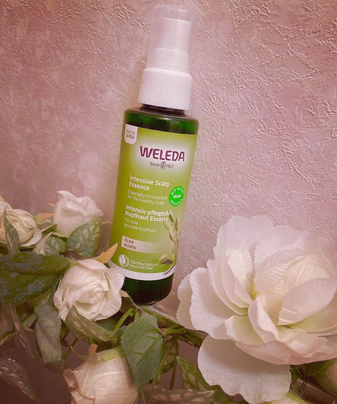 Erenaのインスタグラム：「🌿WELEAｽｶﾙﾌﾟｴｯｾﾝｽ💇🏽‍♀️🌿 今年に入って週7になってストレスで抜け毛が激しい✂️ このままではハゲるのではなかろうかと思われる今日この頃…ww🧑🏾‍🦲✨ﾂﾙﾂﾙﾋﾟｰﾝww その前に育毛始めまーす‼︎🤣w . 【【ｳﾞｪﾚﾀﾞ.ｽｶﾙﾌﾟｴｯｾﾝｽ】】 毎晩タオルドライ後に20プッシュし、3分マッサージ。 2週間程で抜け毛改善するらしよ☺︎ . たくさん生えますよーに✌️😂✌️ . #WELEA#ヴェレダ#スカルプエッセンス#オーガニック#スカルプ#育毛#抜け毛改善#髪が増えますように#ヘアケア#ヘッドマッサージ#ヘッドスパ#リフレッシュ#週7#激務」