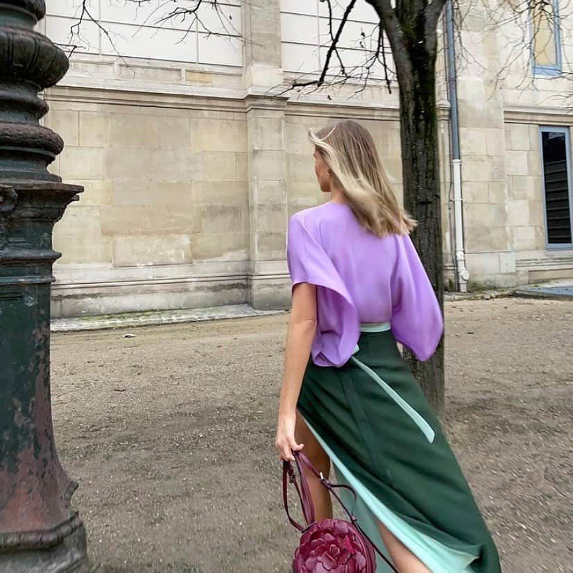Valentinoさんのインスタグラム写真 - (ValentinoInstagram)「In Paris, @xeniaadonts was photographed carrying the #AtelierBag Valentino Garavani 03 Rose Edition Round bag. Constructed by hand to create the three-dimensional form of a blooming rose, shop the crossbody bag among a selection of other items from #ValentinoDiary via the link in bio.  #AtelierBagValentinoGaravani  #ValentinoGaravani」2月3日 21時24分 - maisonvalentino