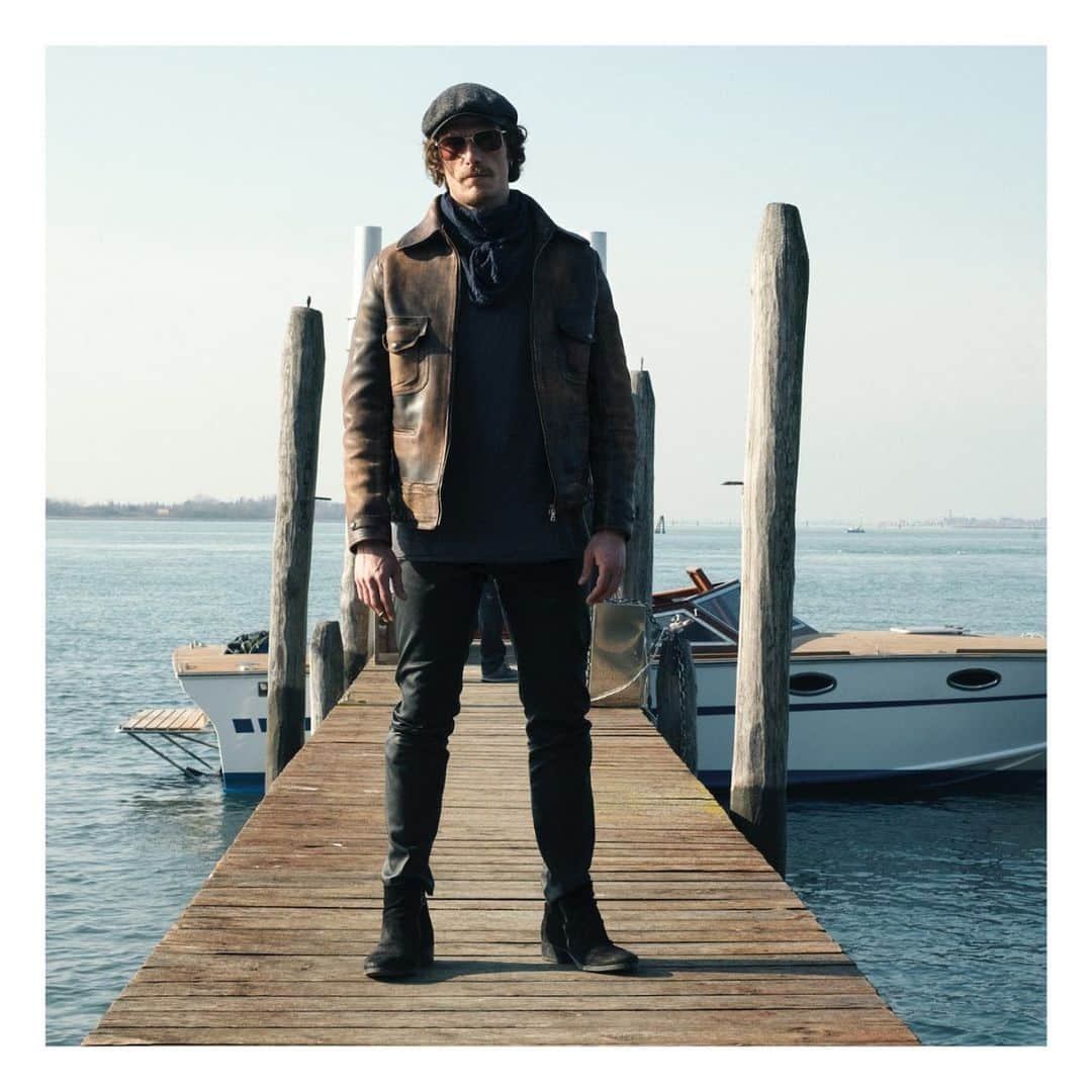 フィオレンティーニベーカーのインスタグラム：「The talented Matteo Martari from the Italian acclaimed TV series ‘L’Alligatore’ here in our Chance boots.#fiorentinibaker #matteomartari #danielevicari #francescaerobertavecchi #tvseries」