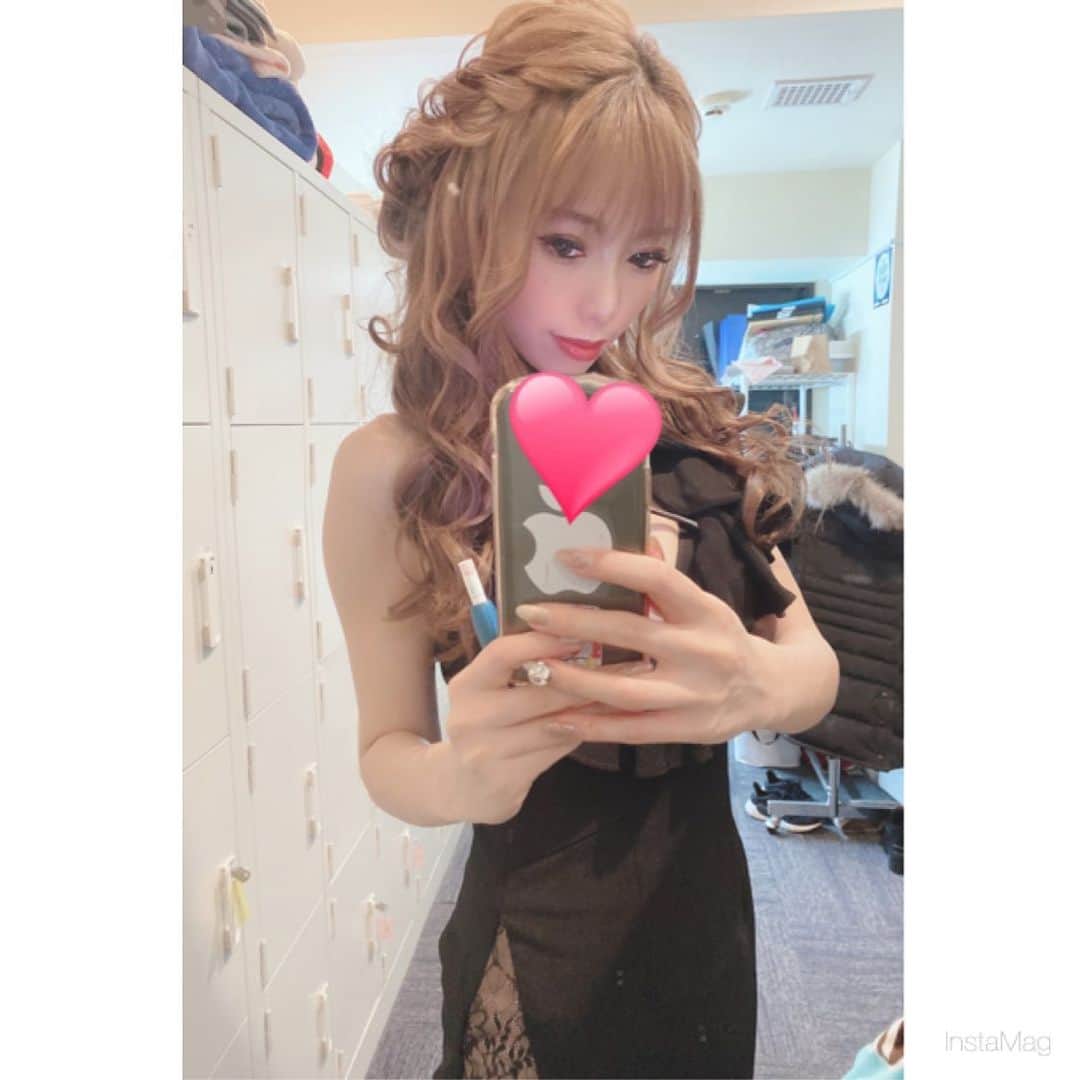 あゆかのインスタグラム：「昨日のヘアメかわいかった😎 今日はストレート！！！ 今日も元気です🥰笑  .  .  #千葉キャバクラ#千葉富士見キャバ嬢#千葉富士見町キャバ嬢#千葉富士見キャバクラ#arドレス#ジュエルズドレス#オンラインキャバクラ#ファッション好きな人と繋がりたい#ヘアメイク#お家スタイル#息してる？#followｍe4 #follow4like#followtrain」