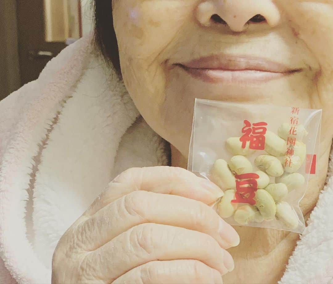 結城さなえさんのインスタグラム写真 - (結城さなえInstagram)「花園神社⛩ 少し前にお参りしてきました☺️ 朝の雨上がりの清澄な空気。 最高に気持ちよかったです。 日頃のお礼をして、、、お仕事と家族の健康を祈念しておみくじを引いたら、なんと👏🏻 今のわたしに必要なお言葉をくださったんだ思います。 ありがたくいただき、前に進みます。  #花園神社 #新宿 #雨上がりの空  #朝 #おみくじ #大吉 #福豆 #節分　にいただきました #shrine #japaneseculture」2月3日 21時37分 - yuukisanae