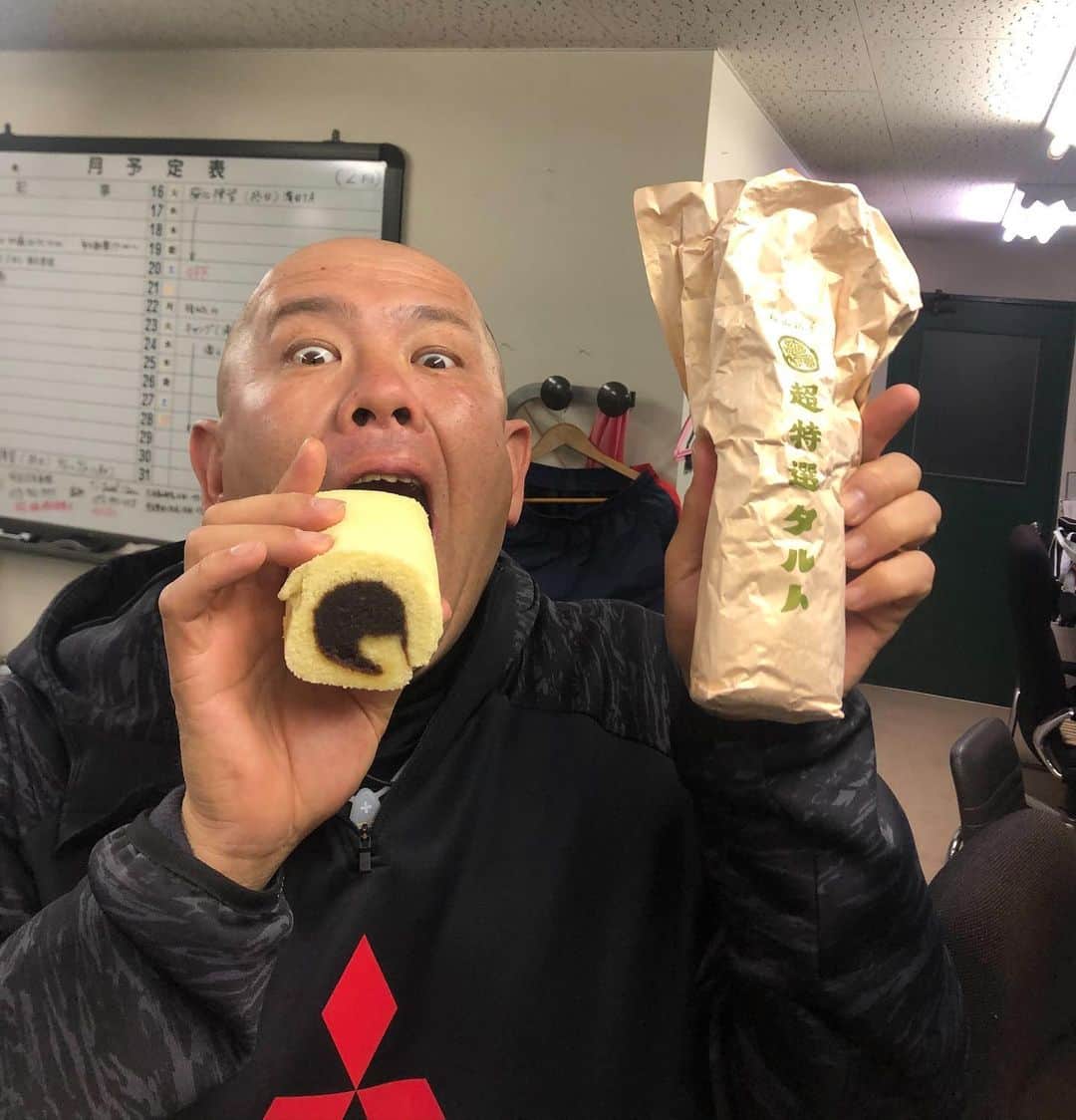 小田幸平のインスタグラム：「昨日は124年ぶりの節分❗️今日本当は節分❗️なんか寂しかったので去年までいた愛媛名物一六タルト❗️南南東向いて静かに贅沢パク。撮影（わたり）#いちろくたると#三菱重工west#中日ドラゴンズ#読売ジャイアンツ#はげch#」