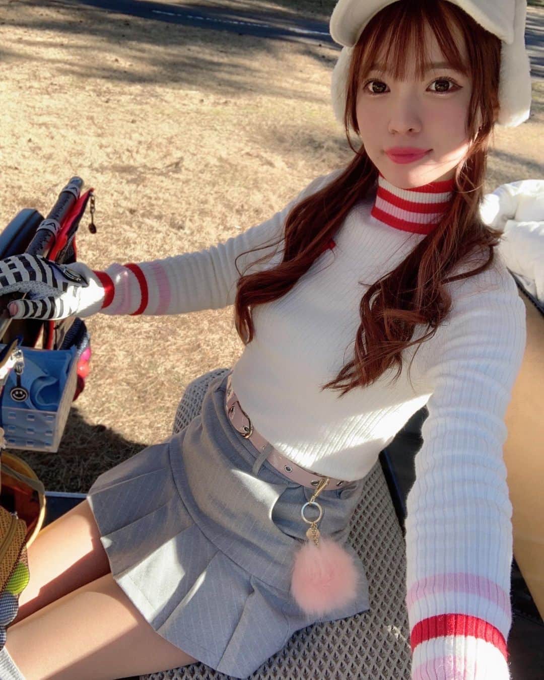 𝗠𝗮𝗶のインスタグラム：「🏌️‍♀️  この日のニットは2.３年前くらいに 買ったものを引っ張り出して着たよ🤣  早く春物のウェア着たいですねー♡  このデサントのスカート 今季めっちゃ活躍してる🤔💞  @descentegolf って サイズ感が最高なんですよねっ🥺 全てのゴルフウェアブランドに このサイズ感を作って頂きたい、、、  SSも可愛すぎるから期待大😍😍  一つ前の投稿ですが、 友達の👶にスマホを委ねたら 消えてしまった（消してしまった？）みたい🤣  いいね、コメント下さった方 ありがとうございました🥺🙏💦  #ゴルフ女子#女子ゴルフ#ゴルフウェア #ゴルフコーデ#ゴルフラウンド #ゴルフ好き#ゴルフばか#ゴルフ#golf #ゴルフうまくなりたい#ごるふ女子」