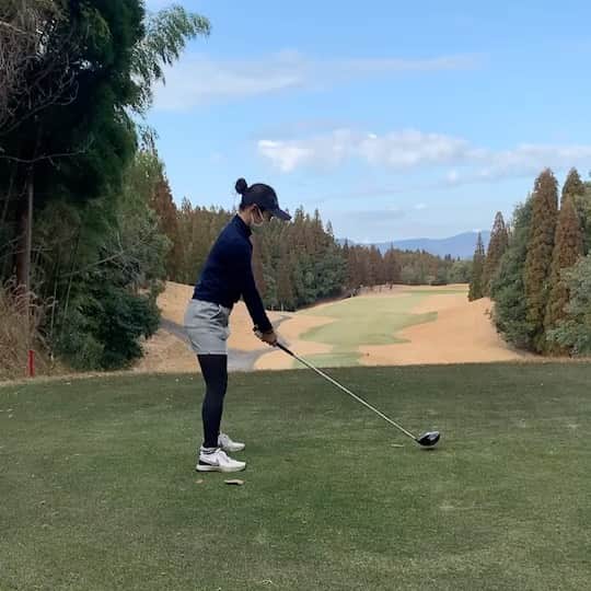 篠崎愛のインスタグラム：「鹿児島合宿1日目 ティーショット #ゴルフ #ゴルフスイング #ティーショット #スイング動画 #モダート #ニューバランス #ナイキ #タイトリスト」