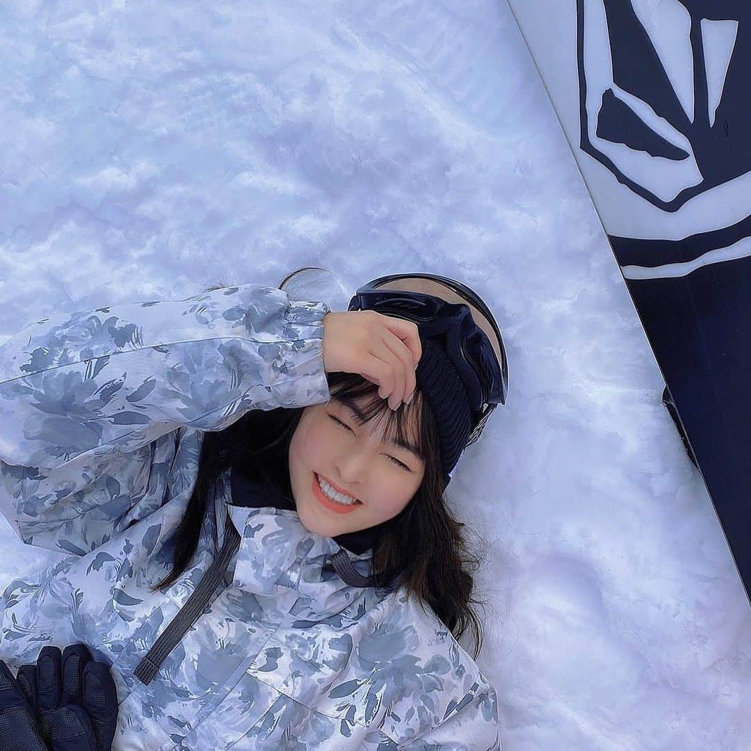 えなちぃのインスタグラム：「この前人生2回目の スノボ行ってきた⛄️❄️ 一緒に行ってくれた友達のおかげで 少しは上達したかも？🙄 楽しすぎたなー♡♡」
