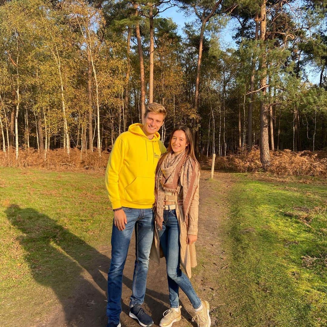 ニナ・デヴァエルのインスタグラム：「21 kisses for my birthday boy 💋🥳 I love you 🥰」