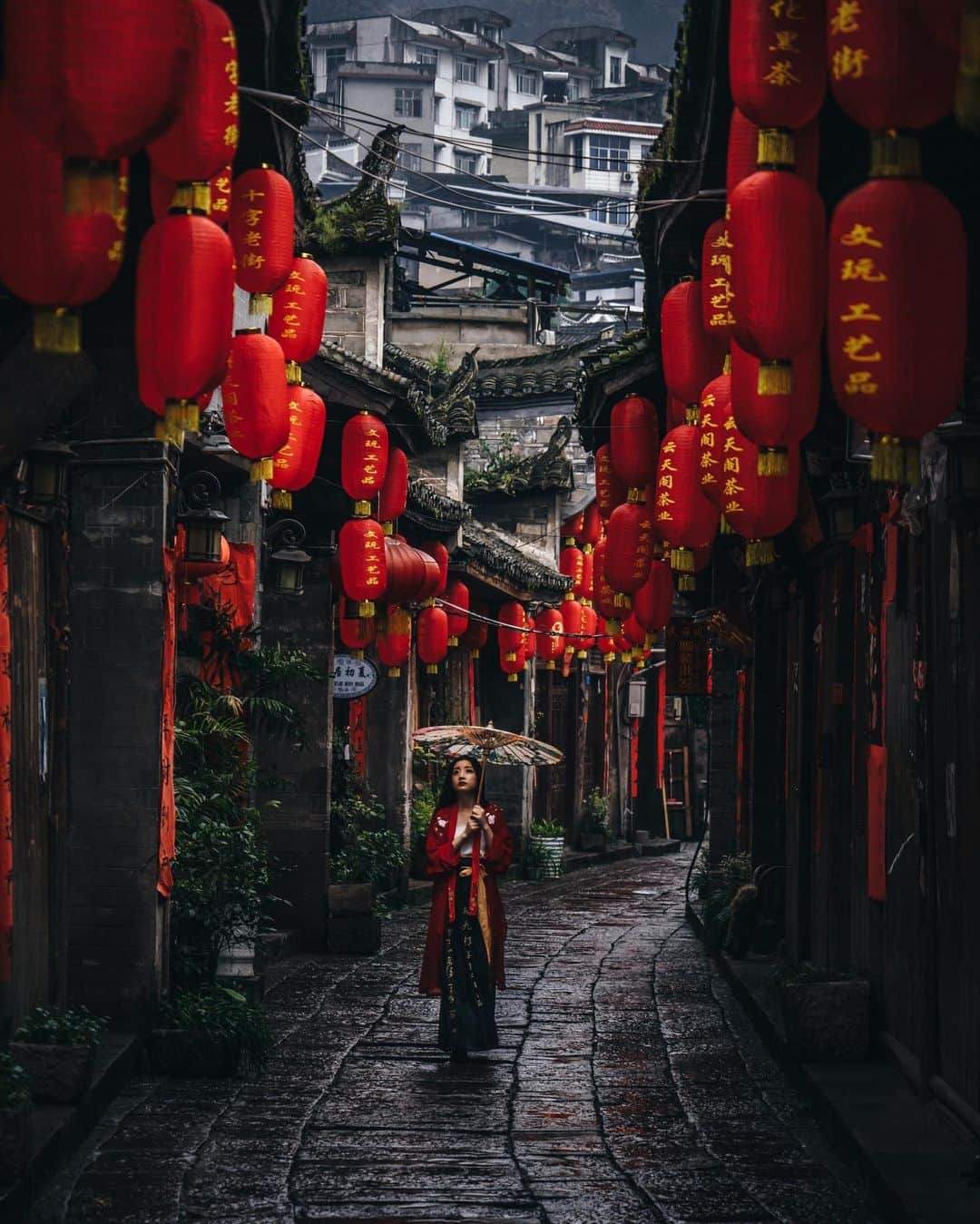 R̸K̸さんのインスタグラム写真 - (R̸K̸Instagram)「China red.  Walking along through the past and now in elegant China. #hellofrom Fenghuang Hunan China ・ ・ ・ ・ #beautifuldestinations #earthfocus #earthoffcial #earthpix #thegreatplanet #discoverearth #fantastic_earth #awesome_earthpix #ourplanetdaily #lifeofadventure  #theglobewanderer #stayandwander #welivetoexplore #awesome_photographers #IamATraveler #wonderful_places #TLPics  #designboom #voyaged #sonyalpha #bealpha #aroundtheworldpix  #streets_vision #d_signers #lonelyplanet #luxuryworldtraveler #onlyforluxury  #bbctravel #lovetheworld @sonyalpha  @lightroom @soul.planet @earthfever @9gag @500px @paradise @mega_mansions @natgeotravel @awesome.earth」2月3日 21時30分 - rkrkrk