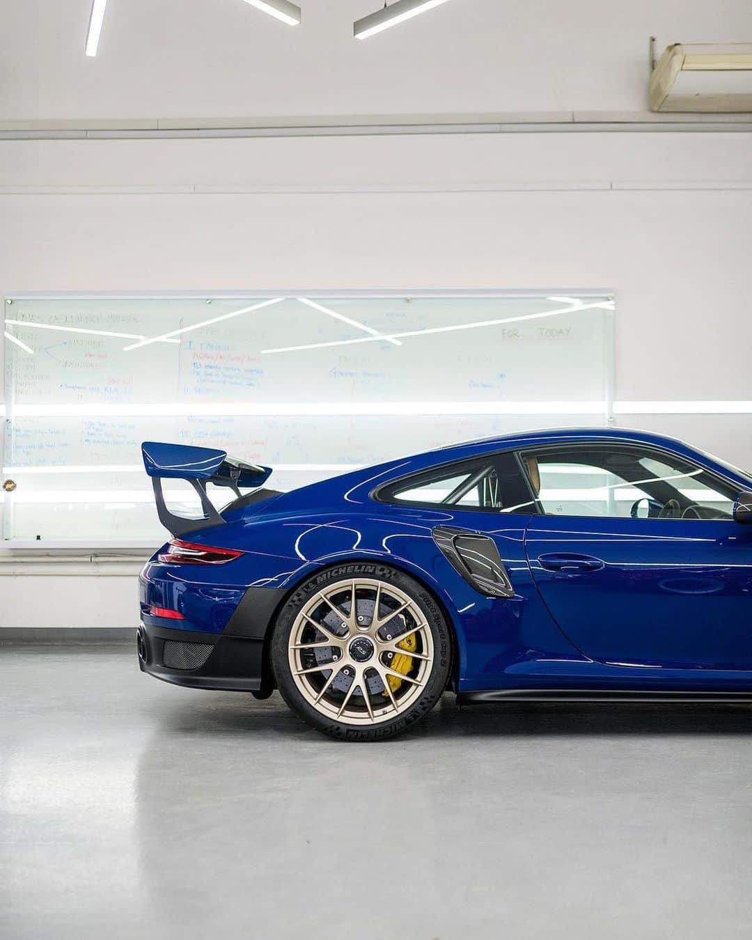 CarsWithoutLimitsさんのインスタグラム写真 - (CarsWithoutLimitsInstagram)「Pantone Blue Porsche GT2 RS  Photos @zachbrehl  #CarsWithoutLimits #GT2RS」2月3日 21時32分 - carswithoutlimits