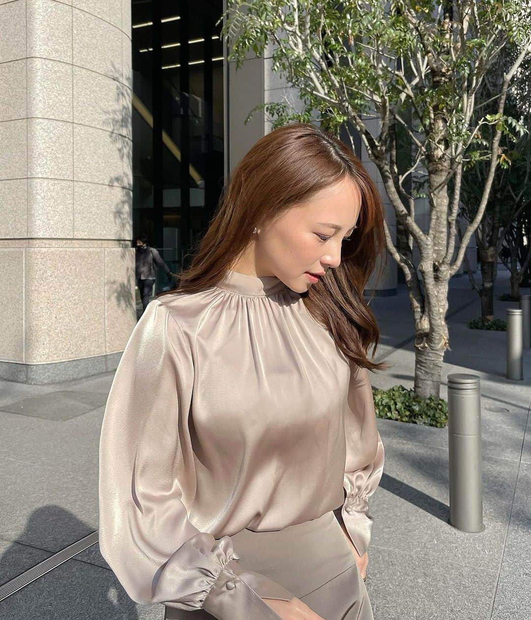 のインスタグラム：「. 前後2wayで着ていただけるボウタイブラウス。 ボウタイ部分を後ろにして着てみました🌜♡  落ち感のある滑らかな生地なので 大人っぽいけどどこか柔らかーい 女性の色気を出してくれます👝💋  スカート合わせだとレディな雰囲気に。 パンツにあわせるときれいめカジュアルな印象に。 こちらもオンオフ問わず着ていただけます😌  #SOUAIRE #2021SS #2wayボウタイブラウス」
