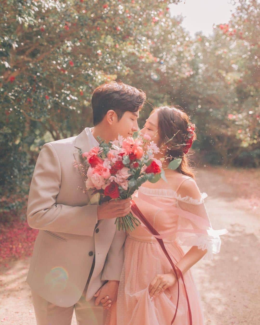 ♡プラコレWedding·⋆*さんのインスタグラム写真 - (♡プラコレWedding·⋆*Instagram)「. @placolewedding【#DRESSY花嫁 】 【#プラコレ】をつけて投稿&フォローしてね♩ . ＝＝＝＝＝＝＝＝ . お花の美しさを活かした ロマンチックな#韓国フォト💐✨ . 美しいロケーションに、 花嫁さまの愛らしさを引き出す構図が どれも素敵で参考になります👗💕  思わず撮影方法などが気になってしまう、 ステキなウェディングフォトを ぜひチェックしてみて👰💐 . ＝＝＝＝＝＝＝＝ 👗 photo by... @jeju_blando さん . ＝＝＝＝＝＝＝＝ 『#DRESSY花嫁』『#プラコレ』の ハッシュタグをつけて写真をUPしてね✦ 花嫁アプリ『DRESSY by プラコレ』の 記事に掲載＆リグラムされるかも♩ . みなさまからのいいねや保存 コメントをお待ちしています♥ 「このウェディングドレス可愛い！」 「ヘアスタイルも気になる！！」 「今の花嫁さんの流行りは！？」etc. . ＝＝＝＝＝＝＝＝ 花嫁アプリでは、 プロのアドバイザーに結婚式の相談を何度でも♡ ウェディングドレスの記事や、 自分のウェディングレポを残せちゃう♡” . ＞＞＞TOPのURLからcheck ⋈ @placolewedding ＞＞＞結婚のご相談は プラコレウェディングアドバイザーへ♡ @wedding_adviser ＞＞＞ウェディングレポを残したいなら、 farny by プラコレをcheck ✎ @farny_wedding ＞＞＞ウェディングアイデア＆DIYは ドレシーアイデアcheck ❁ @dressy_idea >>>素敵なドレスに出会いたい花嫁さま♡ @dressyonline_をcheck . ＝＝＝＝＝＝＝＝＝＝＝＝＝＝＝＝ . #プレ花嫁 #卒花 #花嫁 #卒花嫁 #結婚 #結婚式 #結婚準備 #花嫁準備 #weddingtbt #2021夏婚 #2021春婚 #ウェディングフォト #ロマンチックフォト #前撮り #フォトウェディング #撮影指示書 #海外ウェディング #ロケーションフォト #ロケフォト #海外ウェディング #韓国花嫁 #ブーケ #フラワーコーディネート #weddingphoto #韓国フォト #韓国ウェディング」2月3日 21時33分 - placole_dressy