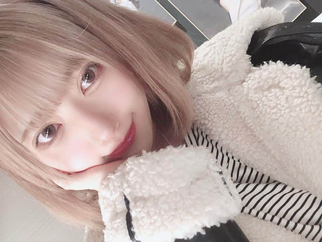 山田麻莉奈さんのインスタグラム写真 - (山田麻莉奈Instagram)「. この前HAABビューティークリニック ( @haab_dream )さんで 人参注射をしてもらってきました🥕  元々注射苦手やけん怖かったけど、 先生が優しく話かけてくれながら やってくれました| ε:)_ 担当してくださったのはシゲル先生！(@hdc_shigeru ) 直後は腫れとったけど数日経ったら腫れも引いて 顔がきゅっとしてるの感じてきた😳  これをキープするために、、 あと、 生誕祭も控えてるので、 ダイエット、 します！！！=͟͟͞͞( ˙-˙ )ง  だから生誕祭きてね！！！！！！！！！(宣伝)(まだ情報は出てない)  #haabビューティー #クリニック #人参注射」2月3日 21時33分 - marina.yamada_324