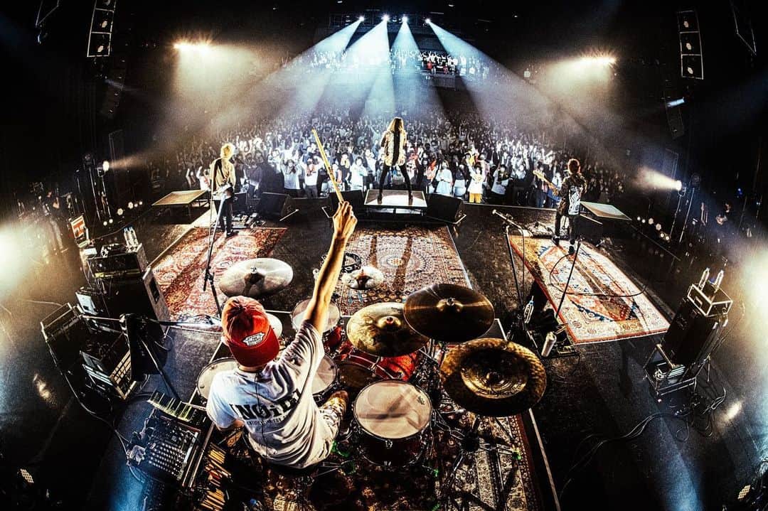 藤原広明のインスタグラム：「『アイラヴユー』Release Tour 2021～ 愛とラクダ、15周年ふりかけ ～  Zepp Tokyo  ツアー初日にご来場のあなたにびっくらゔっ！！🦍🦍🦍🦍  photo by @hamanokazushi」