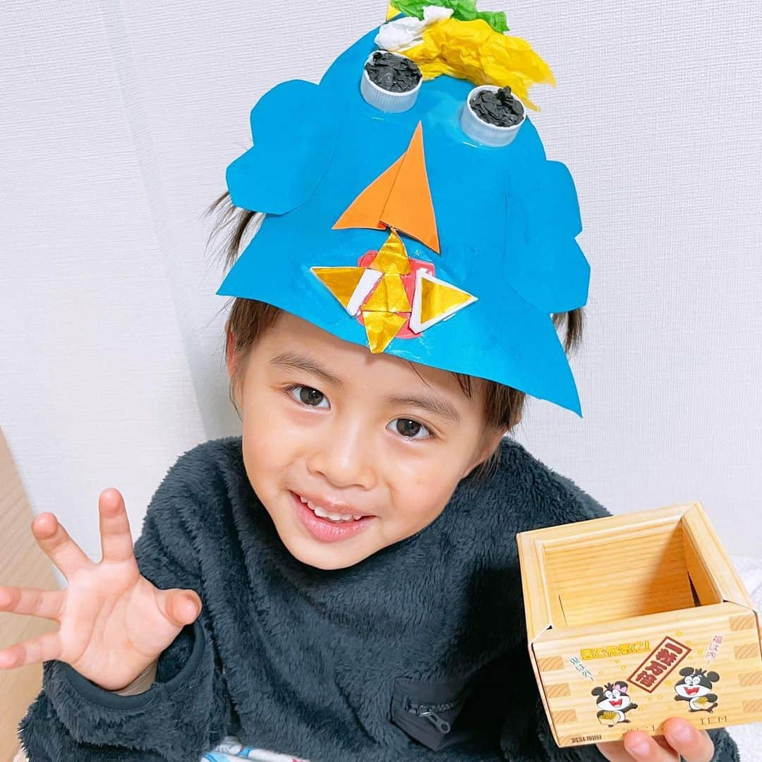 A_kun*mamaのインスタグラム：「﻿ こんばんは﻿ あおおにです👦🏻✌️﻿ ﻿ 鬼は外〜福は内〜👹♬﻿ ﻿ あーくんが幼稚園で作ってきた﻿ 鬼さんのお面がなかなかの﻿ クオリティーでじわじわきている母です🙋‍♀️﻿ ﻿ ふむふむ🤔﻿ 目はペットボトルの蓋に黒い紙を詰め込んで…﻿ ボンドで接着して立体的にできておりますな。﻿ ﻿ あれ？鬼といえばツノは？？どこ？﻿ と思ったら、2つまとめて﻿ 鼻🥸👃にされてませんか？﻿ んーなんとも斬新😂👏﻿ ﻿ 口元は説明できないほどに意味不明だし﻿ あーくんWORLD全開で﻿ ただの青い顔のクセの強い﻿ ファンキーな人の出来上がり😂❤️﻿ ﻿ でも3枚目では恐めの鬼になりきっている﻿ あーくんです👹（顔芸）﻿ ﻿ パパとも簡略的ではございましたが←😂﻿ 節分らしく👨豆まきもできて﻿ あーくんはご機嫌さんでした💙﻿ めでたしめでたし←どこが」