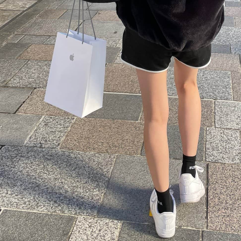 中野みやびのインスタグラム：「🦵  #足 #エアフォースワン #エアフォース1 #airforce #オシャレ #nike #白 #shoes #white #かわいい #apple #後ろ姿 #picture #中野みやび #みやび」