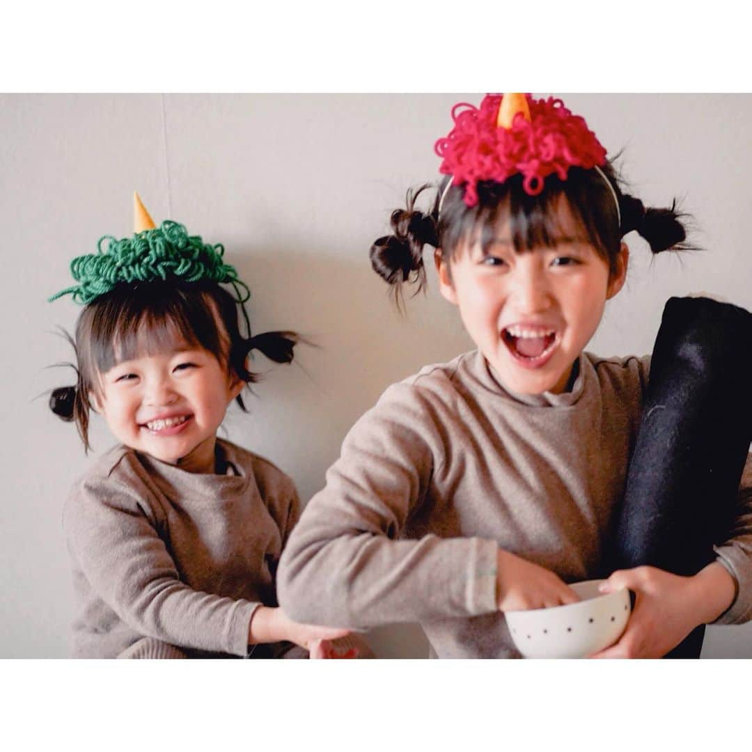 Kyooonのインスタグラム：「鬼は〜そと👹﻿ 福は〜うち✨﻿ ﻿ 昨日は次女がギャン泣きの豆まきでした〜😂﻿ 自由奔放で我が道を行く次女ですが﻿ すごく怖がりな一面もあり﻿ あ〜可愛くて大笑いした♡﻿ ﻿ ﻿ 鬼の変身グッズが可愛くって👹﻿ お友達になったばかりの方に借りて帰るというw﻿ 太巻きも手作りですごい〜！﻿ 最近はなにかと忙しいけど、以前にも増して思いやりの気持ちを持てたり、とても充実した日々を過ごせてる🌏✨﻿ #節分﻿#節分2021#姉妹#4歳差姉妹」