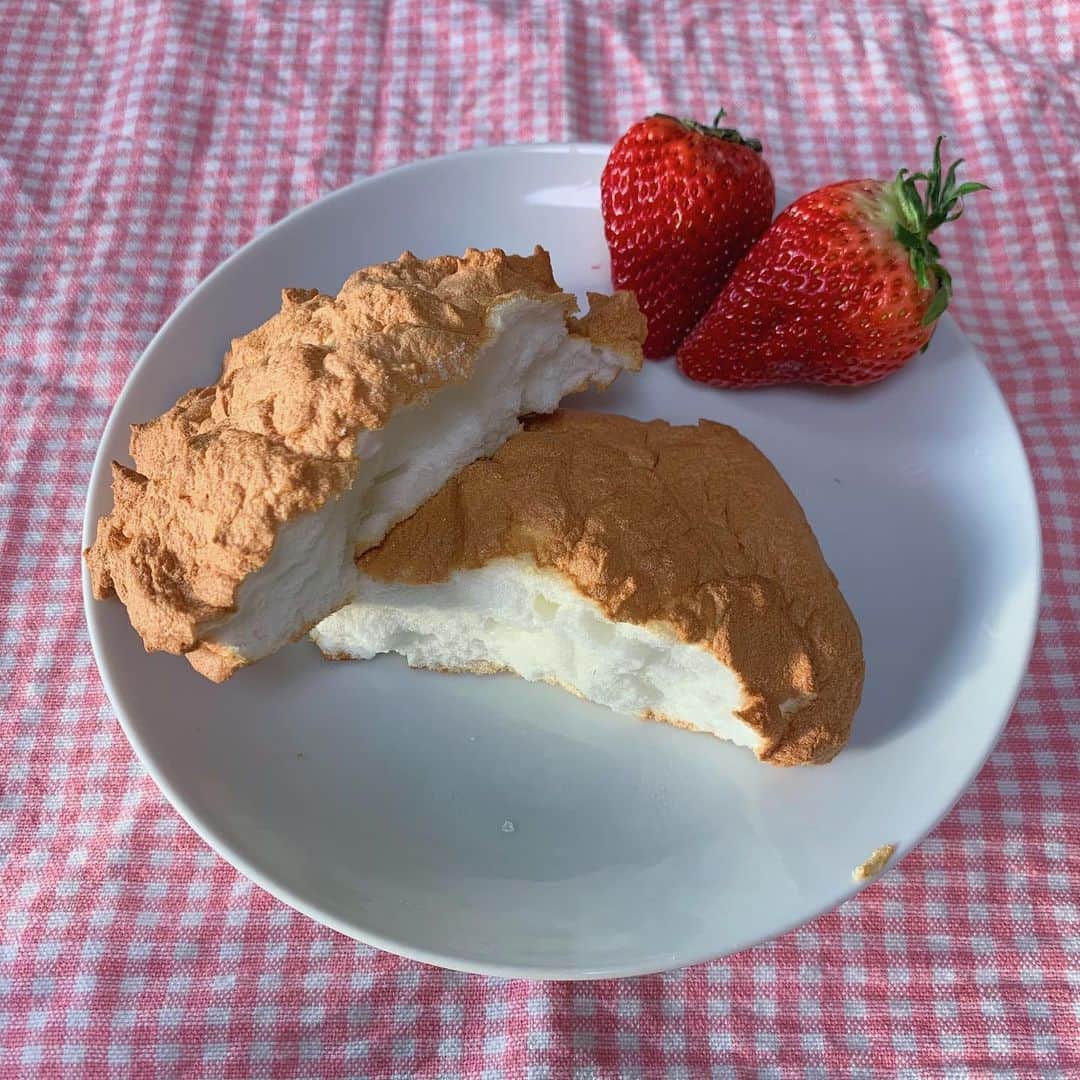 のインスタグラム：「☁️  はじめて #雲パン 作った☁️  ふわふわ💓  卵白とお砂糖と片栗粉を めっちゃ混ぜて焼くだけ☺️  簡単だった✨  卵白でタンパク質とれて ヘルシーおやつ🐖❤︎  でも  個人的にはそんなに 好きじゃなかった！（笑）  ふわふわでかわちいね🥰💓  ・ ・ ・ ・  #雲パン作ってみた #ヘルシー #ヘルシーおやつ #おやつ  #インスタ映え #フォトジェニック #女子力向上委員会 #女子力アップ」