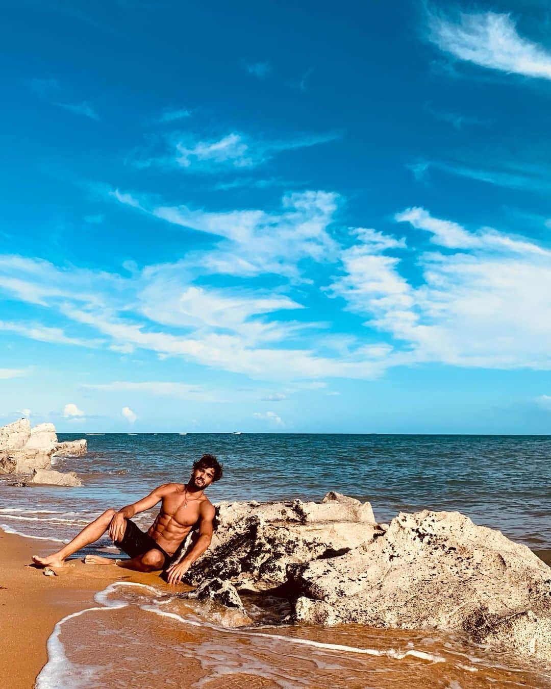 マーロン・テシェイラのインスタグラム：「—- “SEA LA VIE.” ☀️💦 —- Para sempre perto do mar espero estar. 💫🍀💦 —- 🎩...Peace&Light...♻️ —- #Bahia #Brasil #Amor é #Mar #GoodVibesOnly」