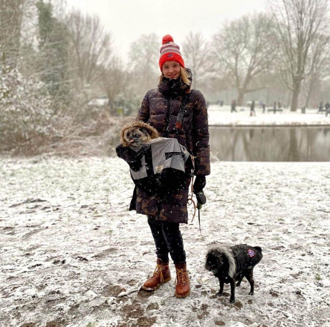 スヴェア・ベルリーのインスタグラム：「It’s supposed to snow next week, I’m ready in my @goldbergh jacket 🥰」