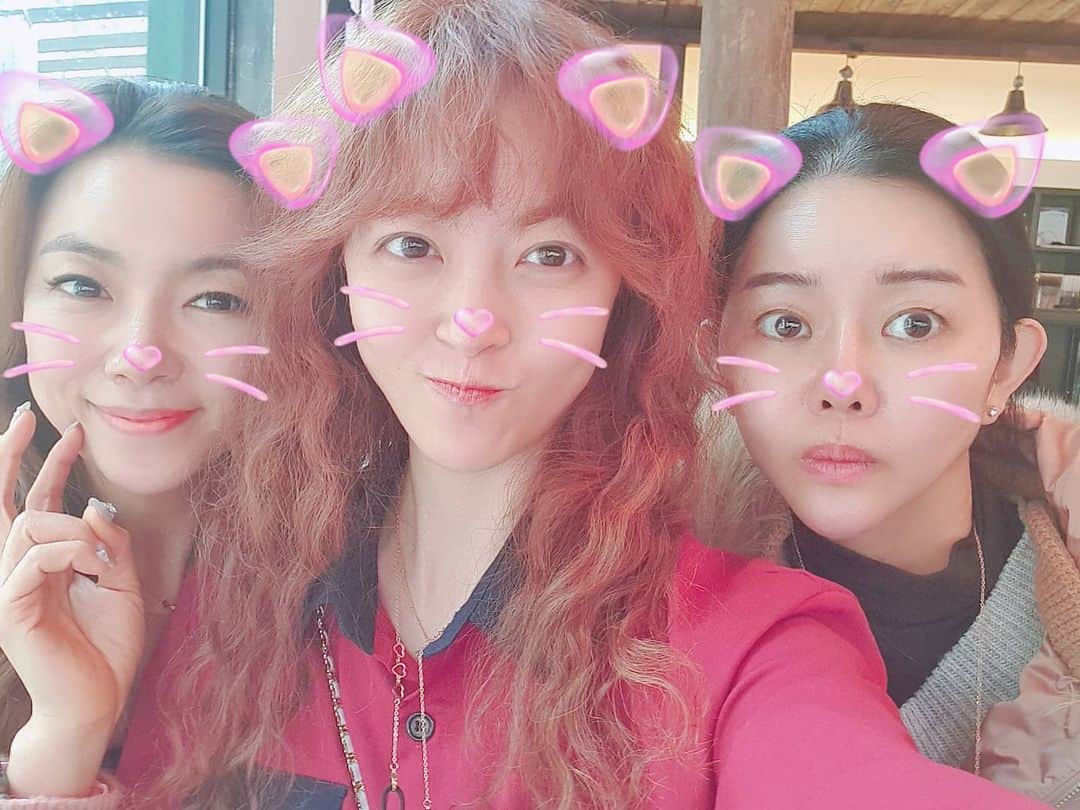 シム・ウンジンのインスタグラム：「'이른시간'부터 브런치먹으며 수다떤 세녀자중, 한 녀자는 야행성이라 브런치를 먹고 낮잠이 필요했다고 한다.  #초이안고있는녀자범인 #나는브런치안먹는녀자 #동네주민으르신 #마실나온더으르신 #으르신들은잠이가없어」